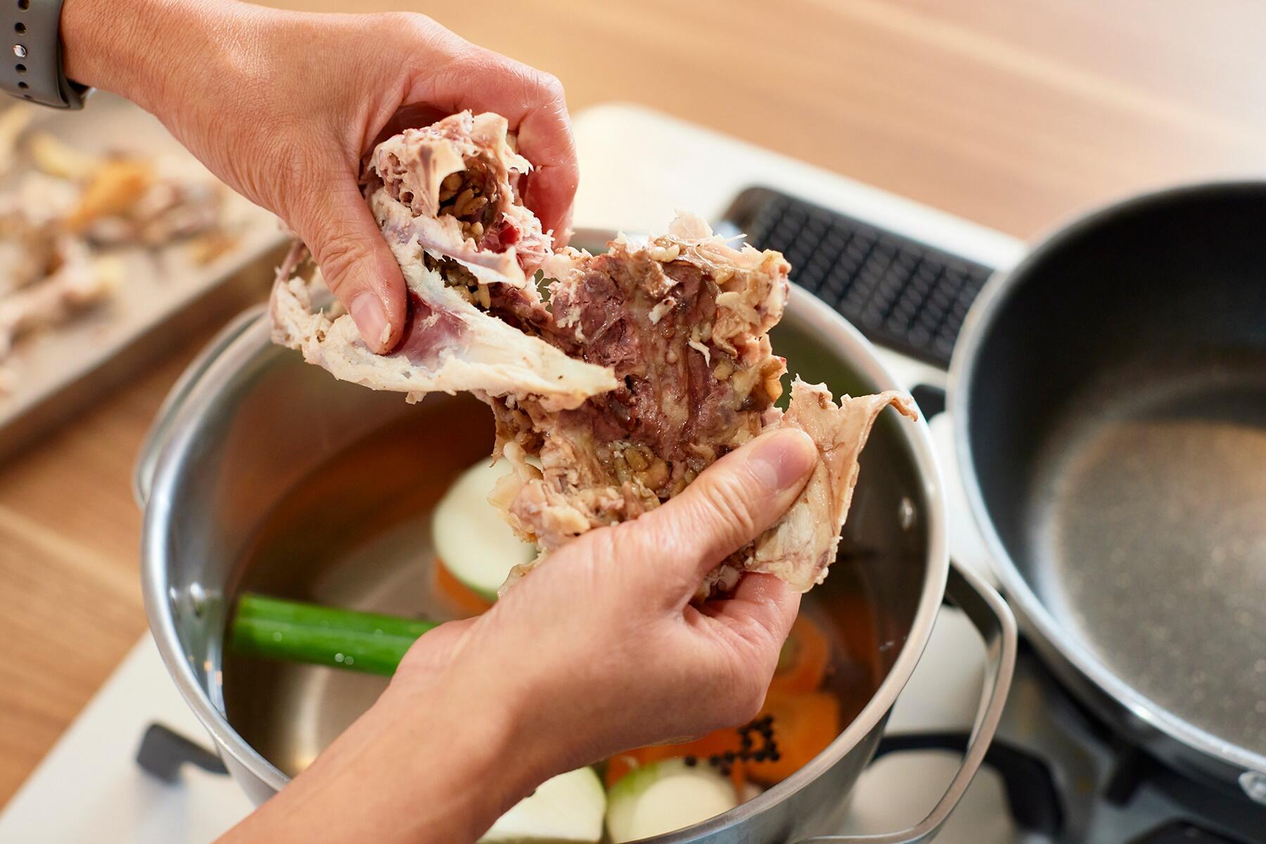 骨をしっかり煮出す