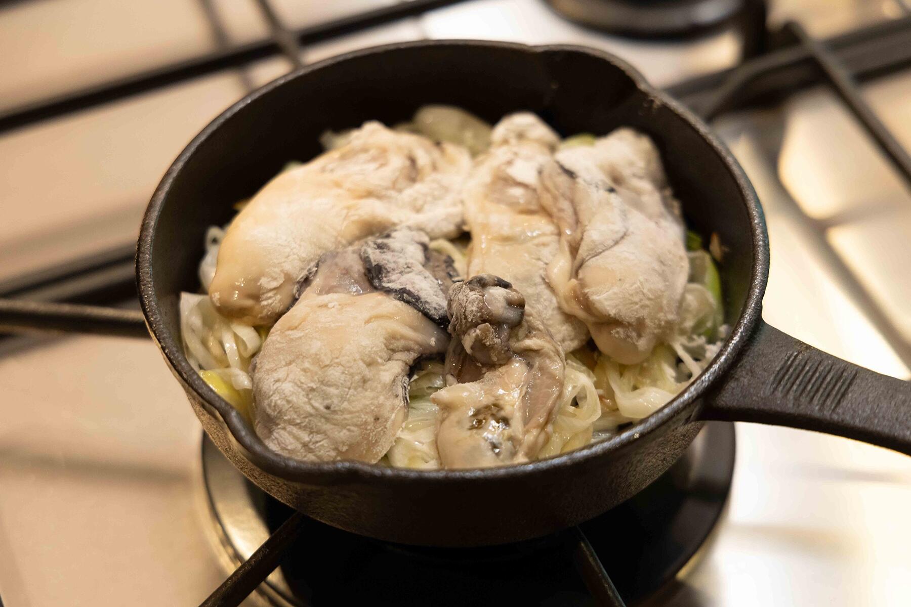 牡蠣を蒸し焼きにする