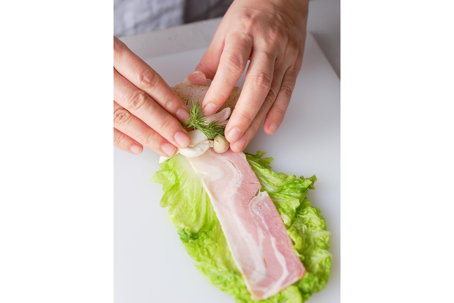 具材を白菜で巻く