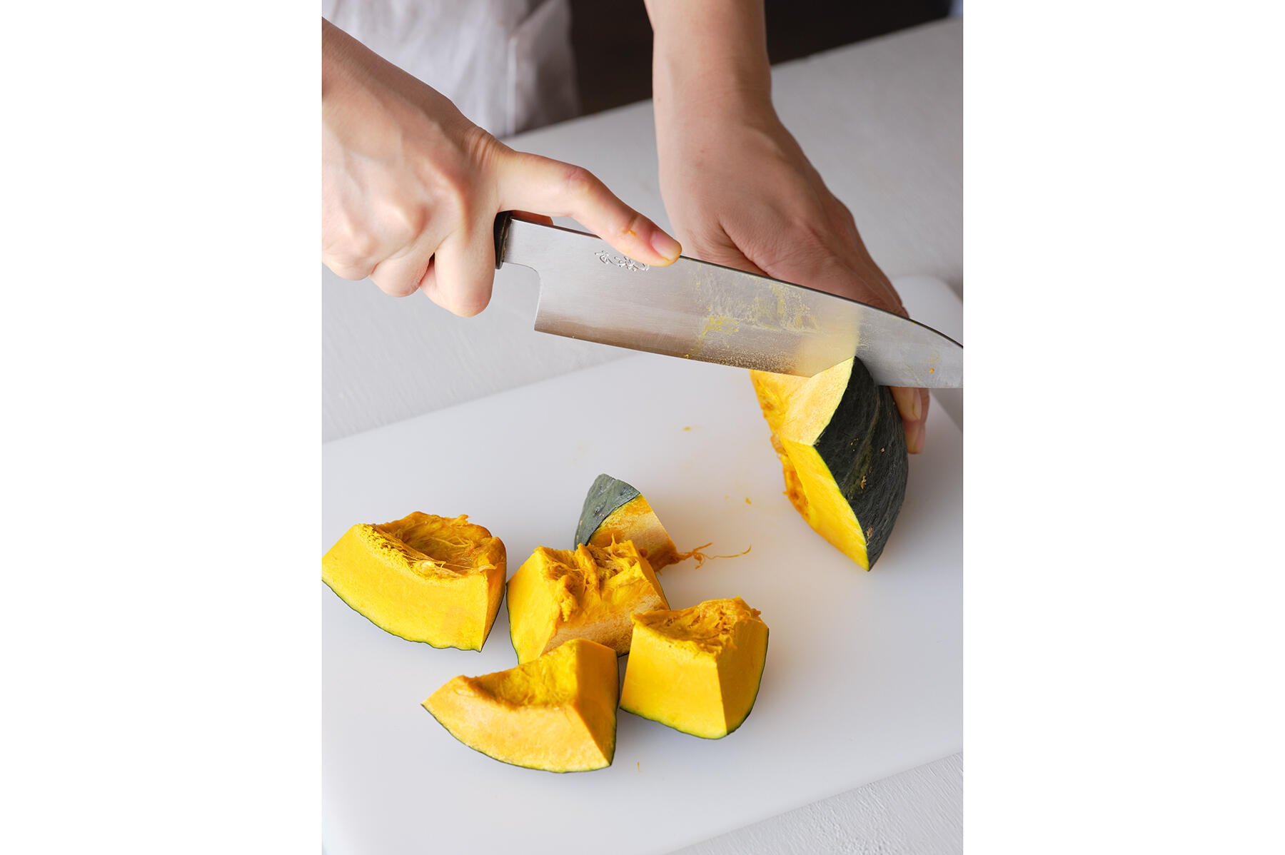 かぼちゃをカットする