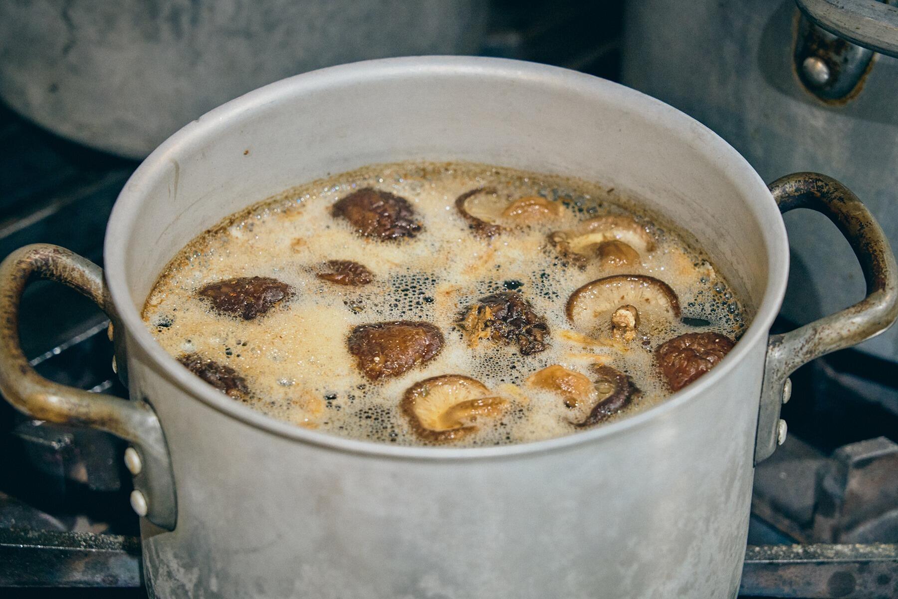 魚介だしを煮だす