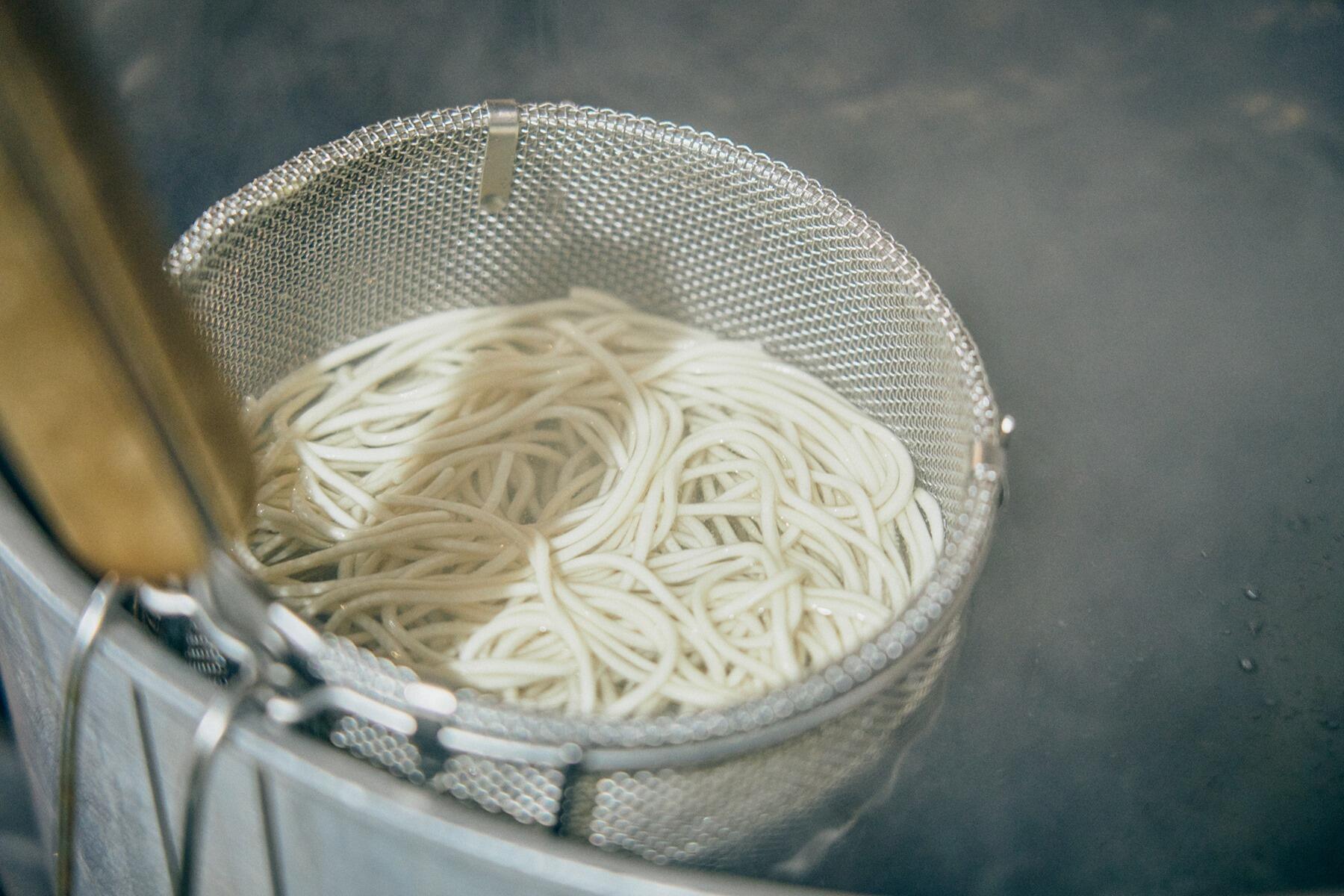 麺をゆでる