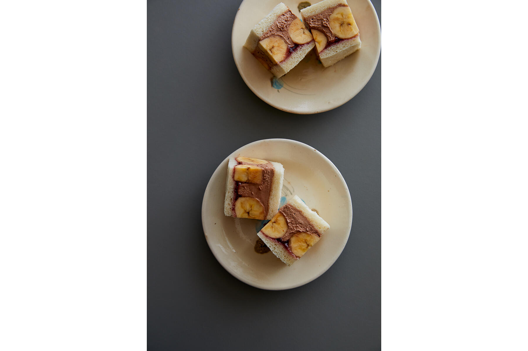 フルーティーな甘酸っぱさが魅力の“チョコレートクリームのバナナサンド”