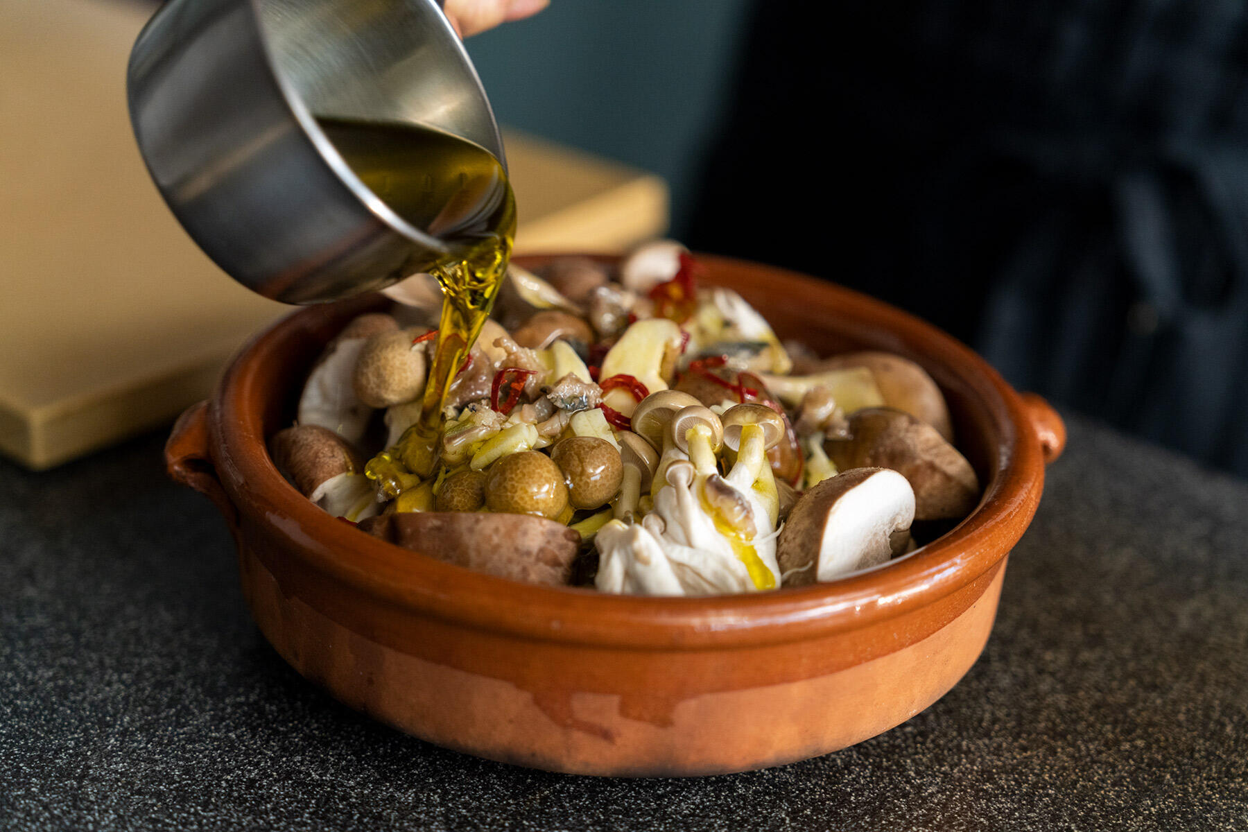 材料を鍋に入れる