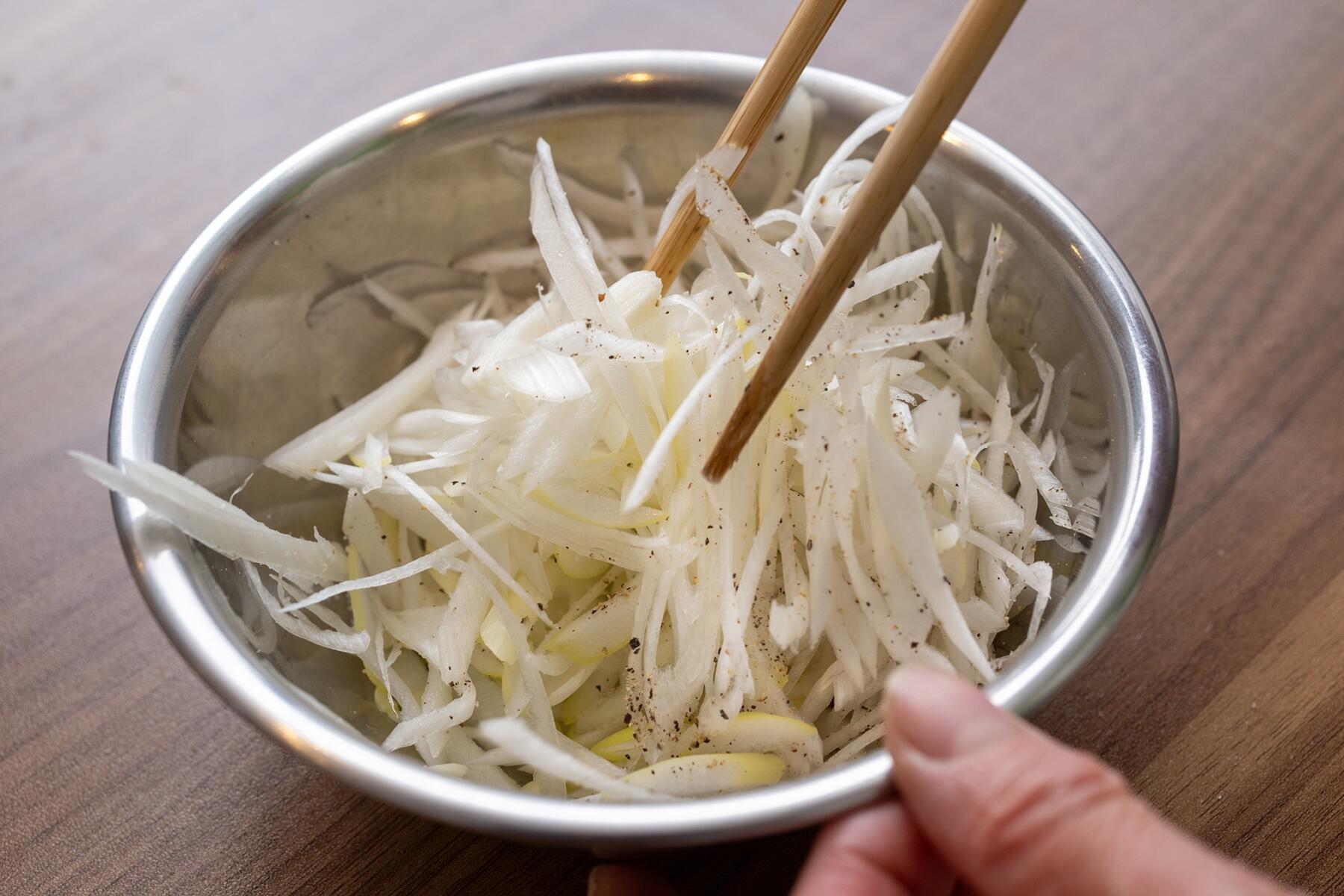 長ねぎに下味をつける