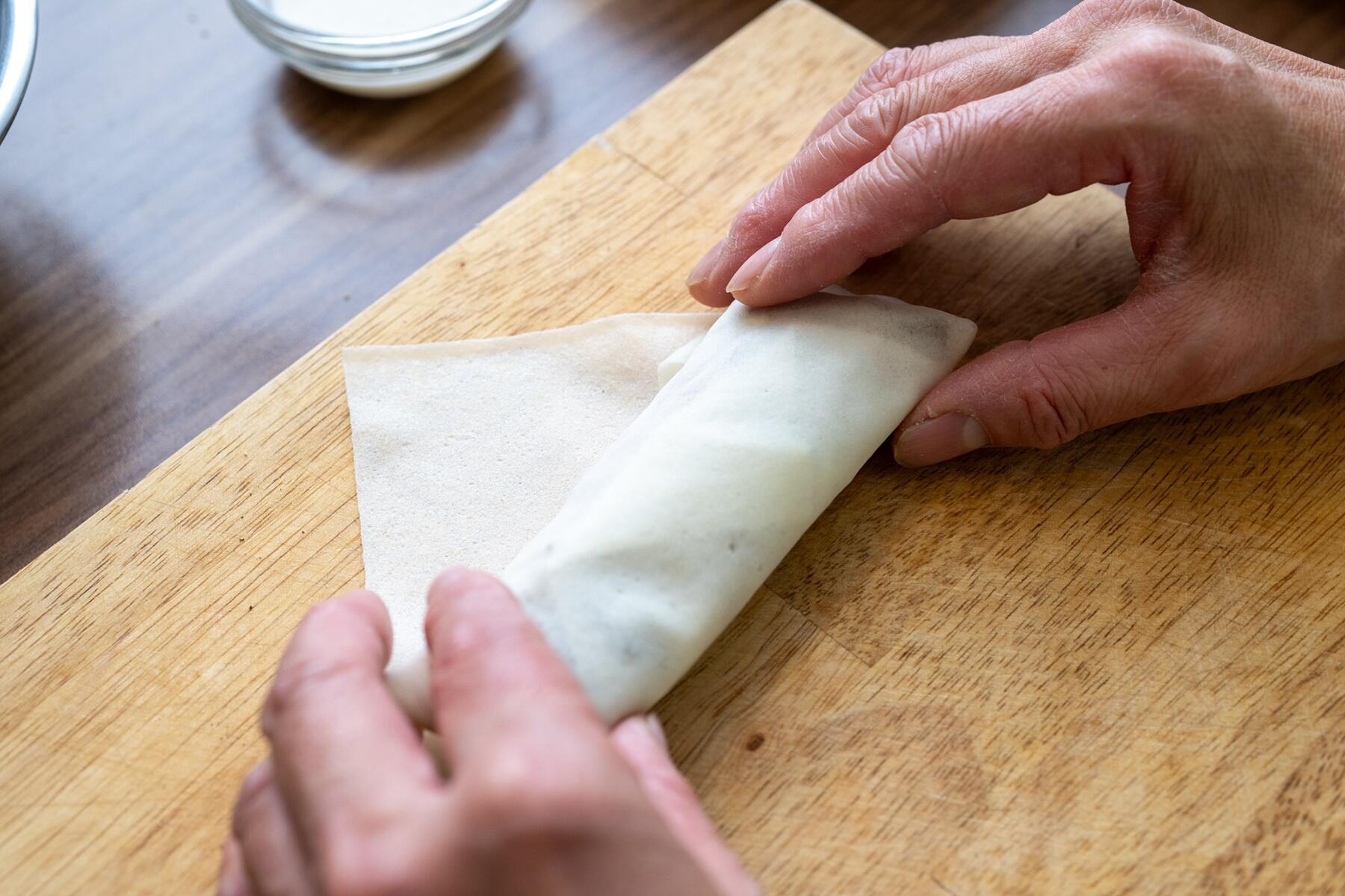 皮で具材を巻く