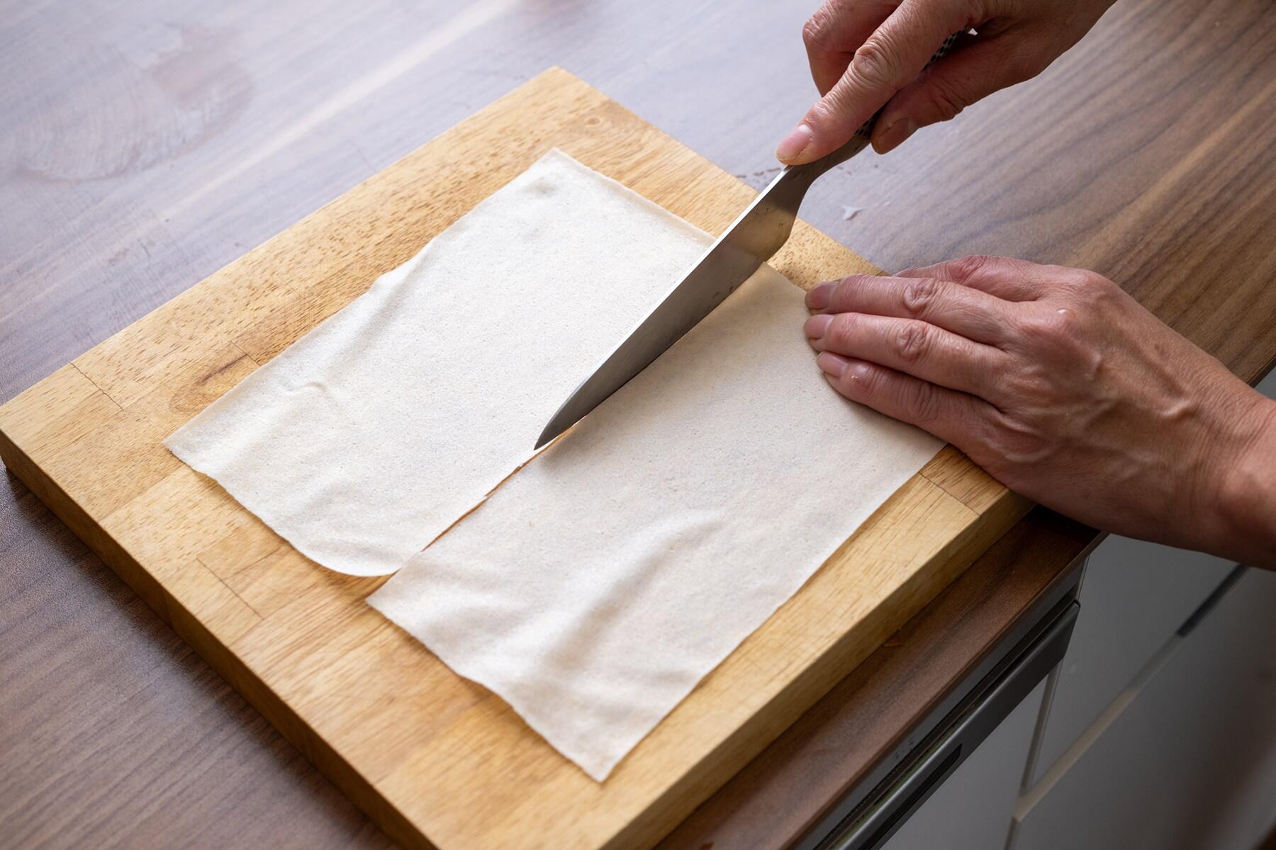 春巻きの皮を切る