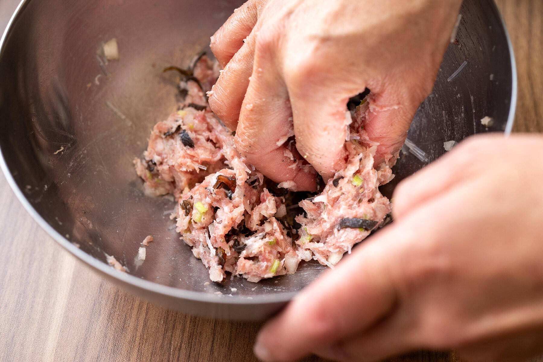 肉ダネをねり合わせる