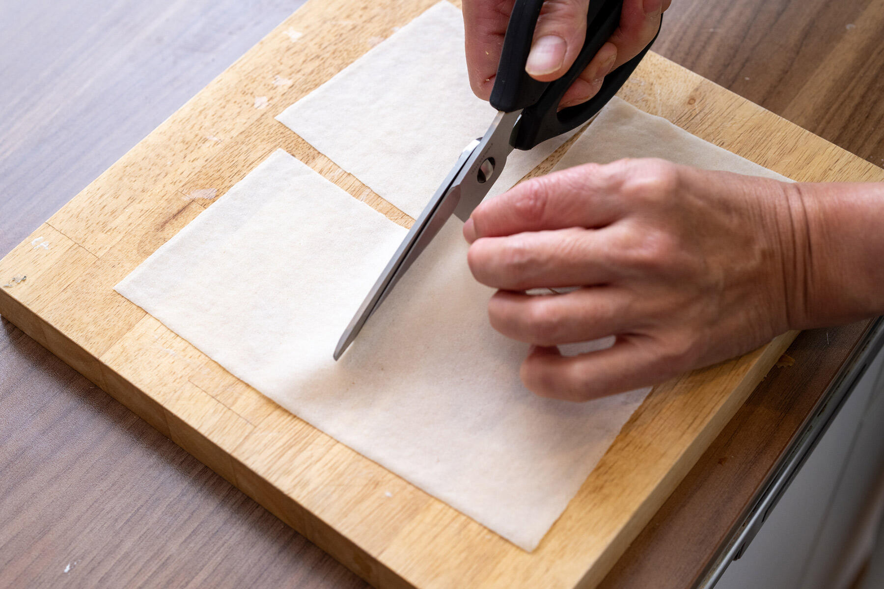 春巻きの皮を切る