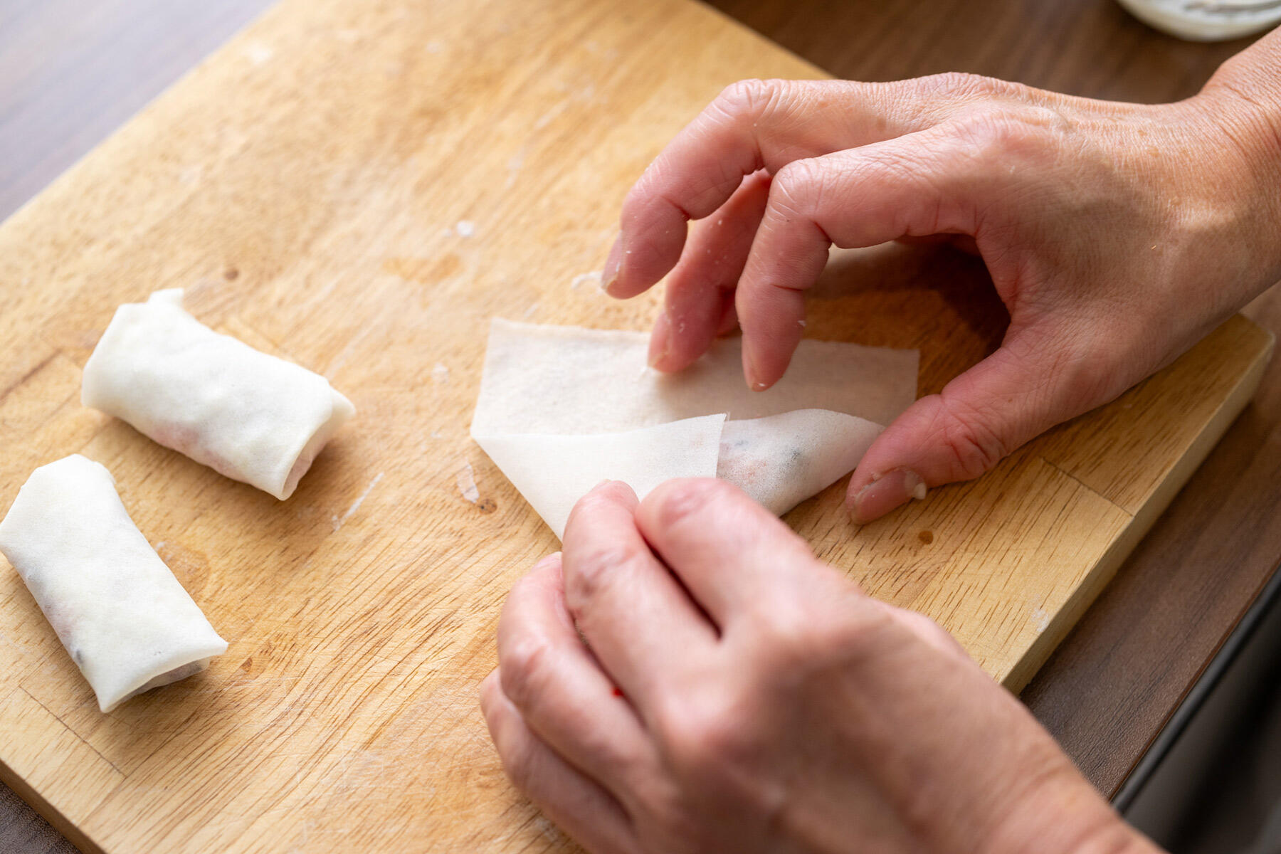 皮で具材を巻く