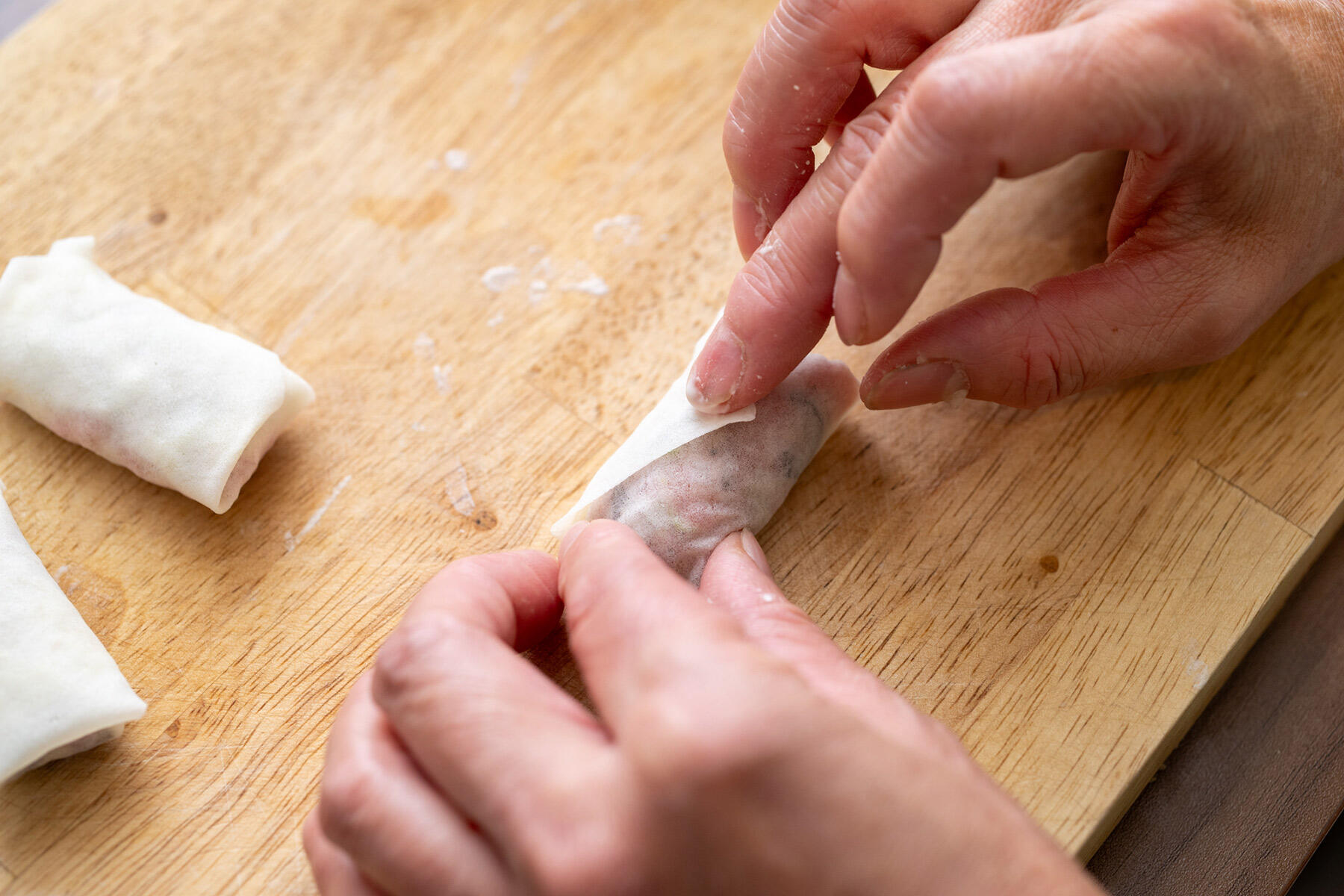 皮で具材を巻く