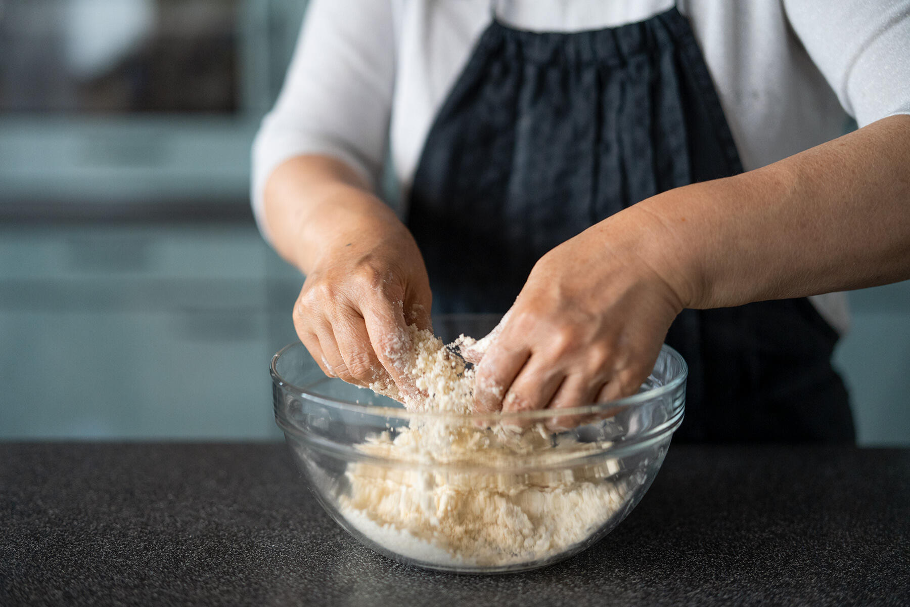 バターと薄力粉を混ぜる