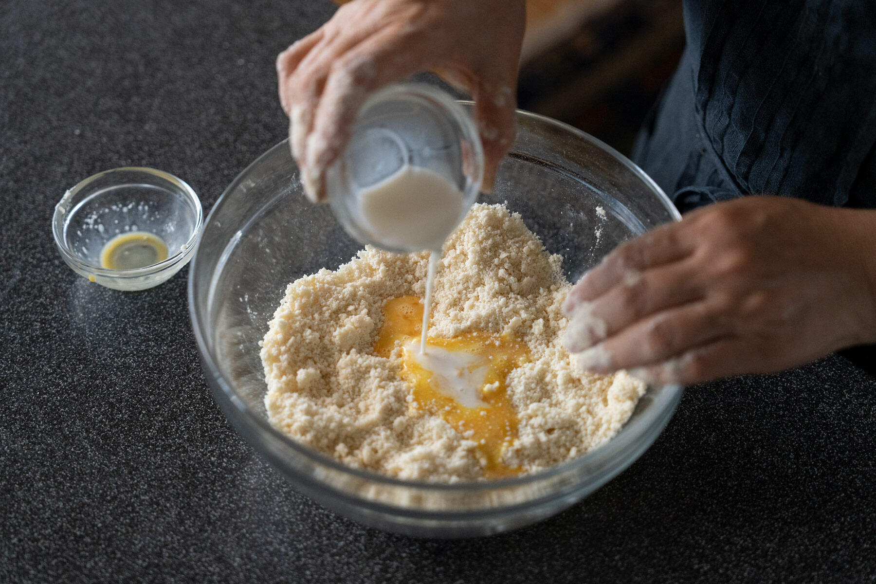 卵と牛乳を加える