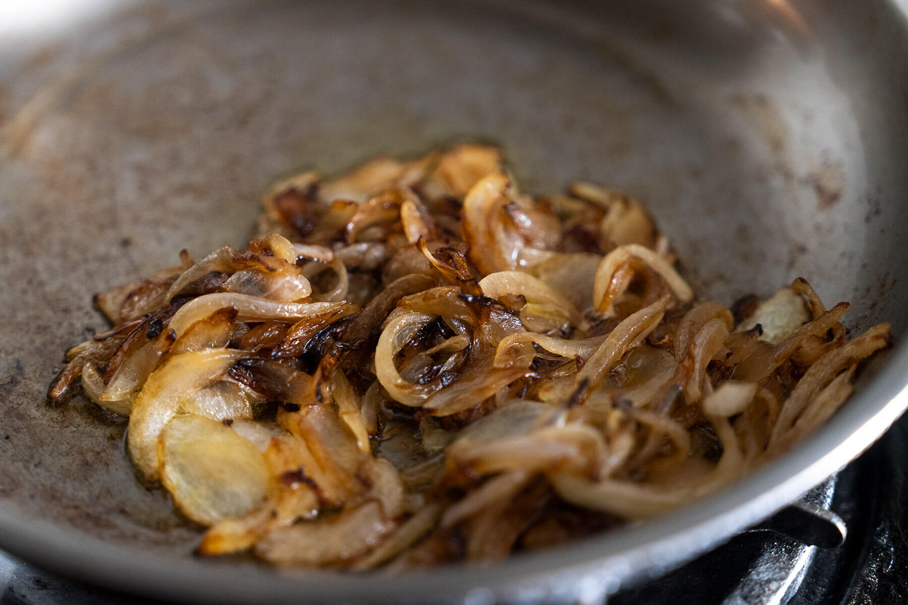 玉ねぎを炒める