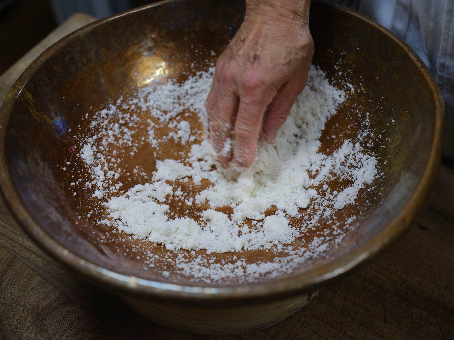 粉をなじませる