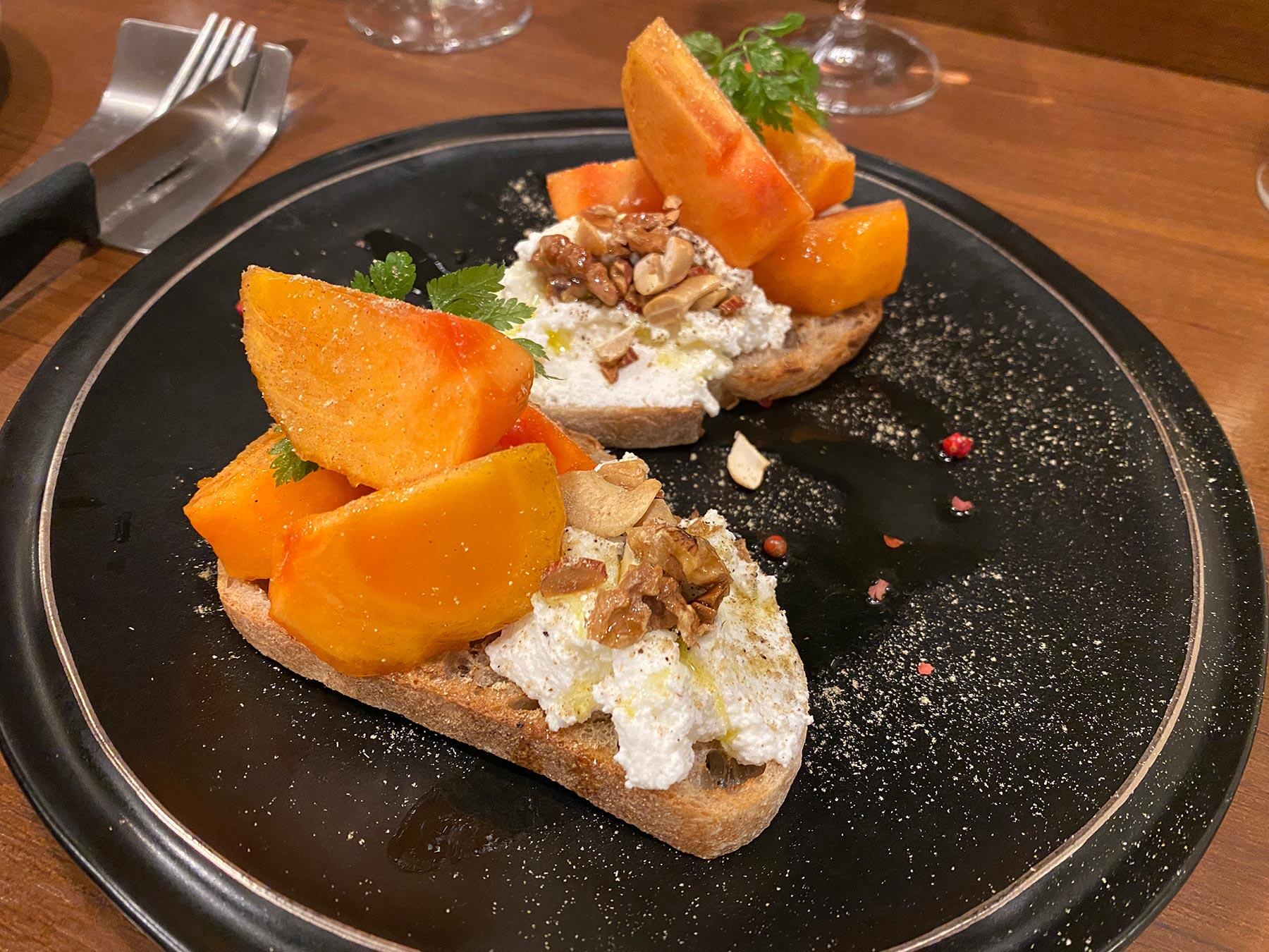 自家製フレッシュチーズと柿