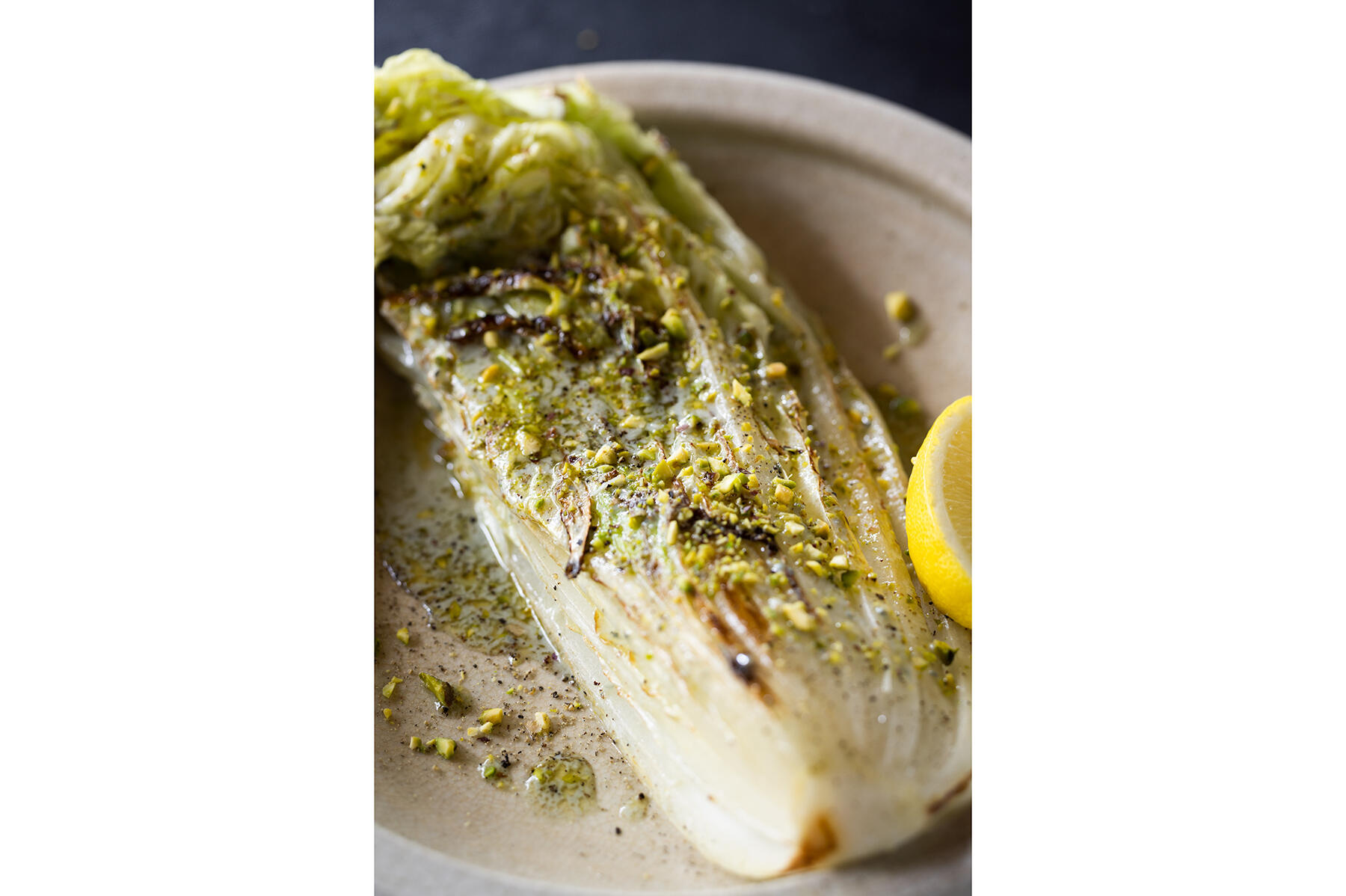 白菜がメイン料理になる“焼き白菜のブルーチーズソース”