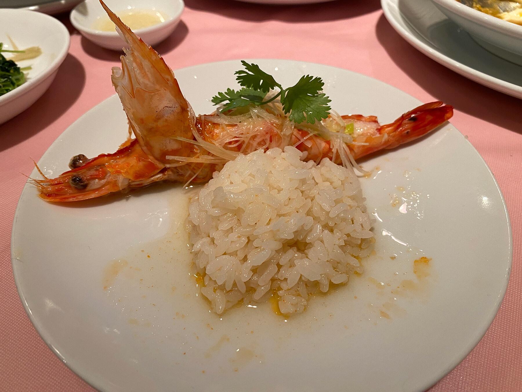 車海老香り蒸し蒸し蟹は注文が入ってからスタッフ二人がかりで脚から身を取り出す丁寧な仕事ぶり。胴体は絶妙な蒸し加減で味噌や卵の濃厚な旨味がたっぷり味わえます。蟹みそ豆腐も軽やかな口当たりながら深い味わいでご飯にも合う！ 香ばしさと上質な甘味が広がるエビの春巻き、エビの旨味がすべて凝縮したような車海老の香り蒸し（＋ご飯）もやはり絶品。すべてが軽やかで雑味が一切なく、深い旨味が静かに広がり、食べるほどに喜びが大きくなっていきます。