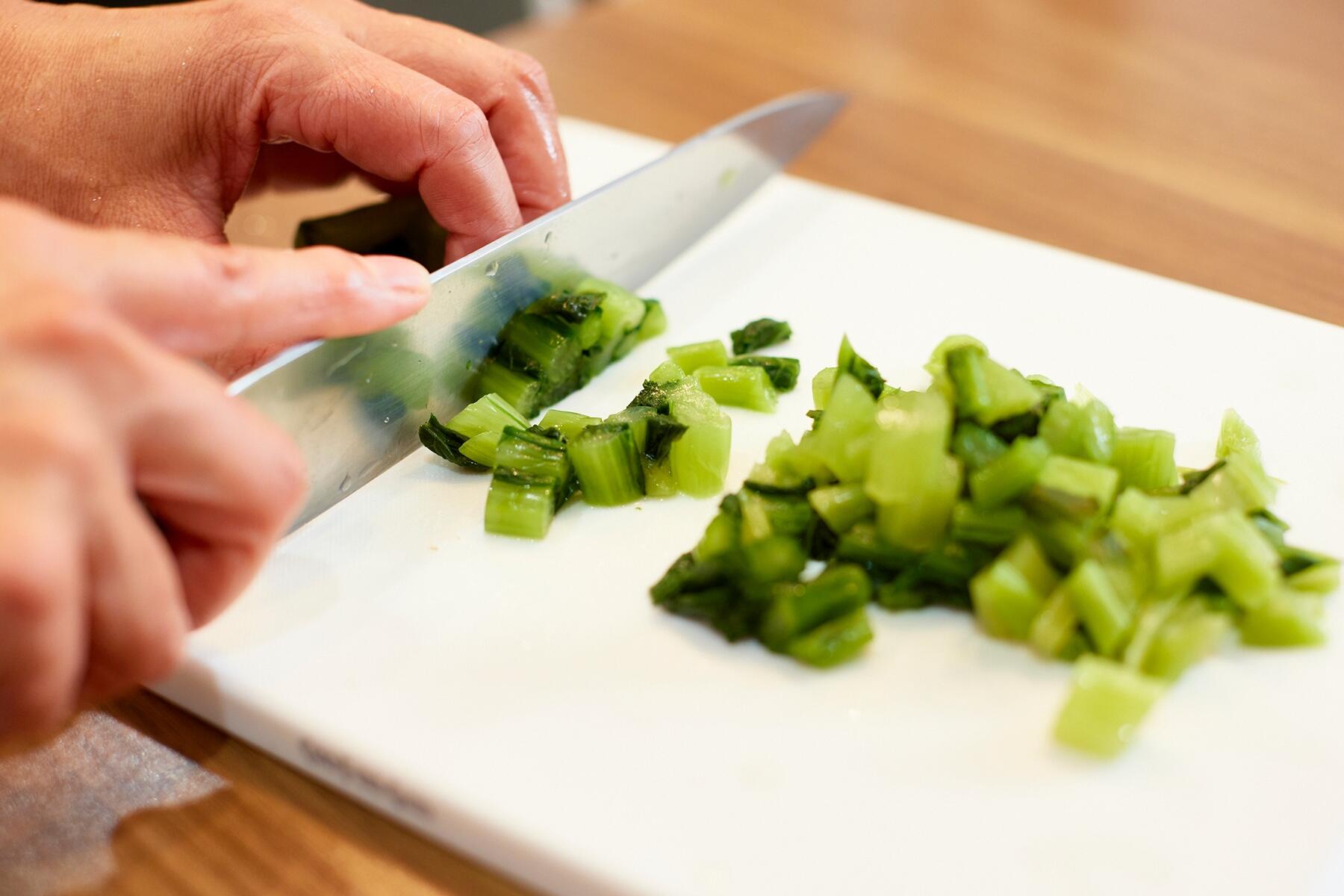 野沢菜漬けを切る