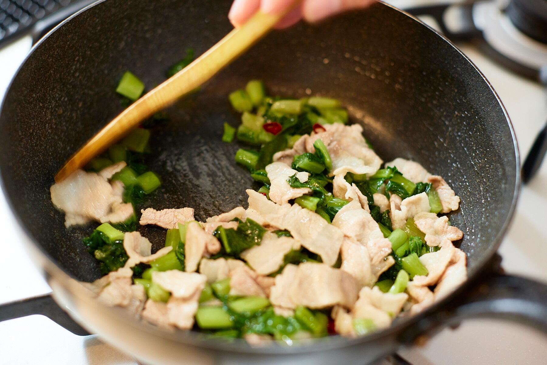 豚バラと野沢菜漬けを炒める