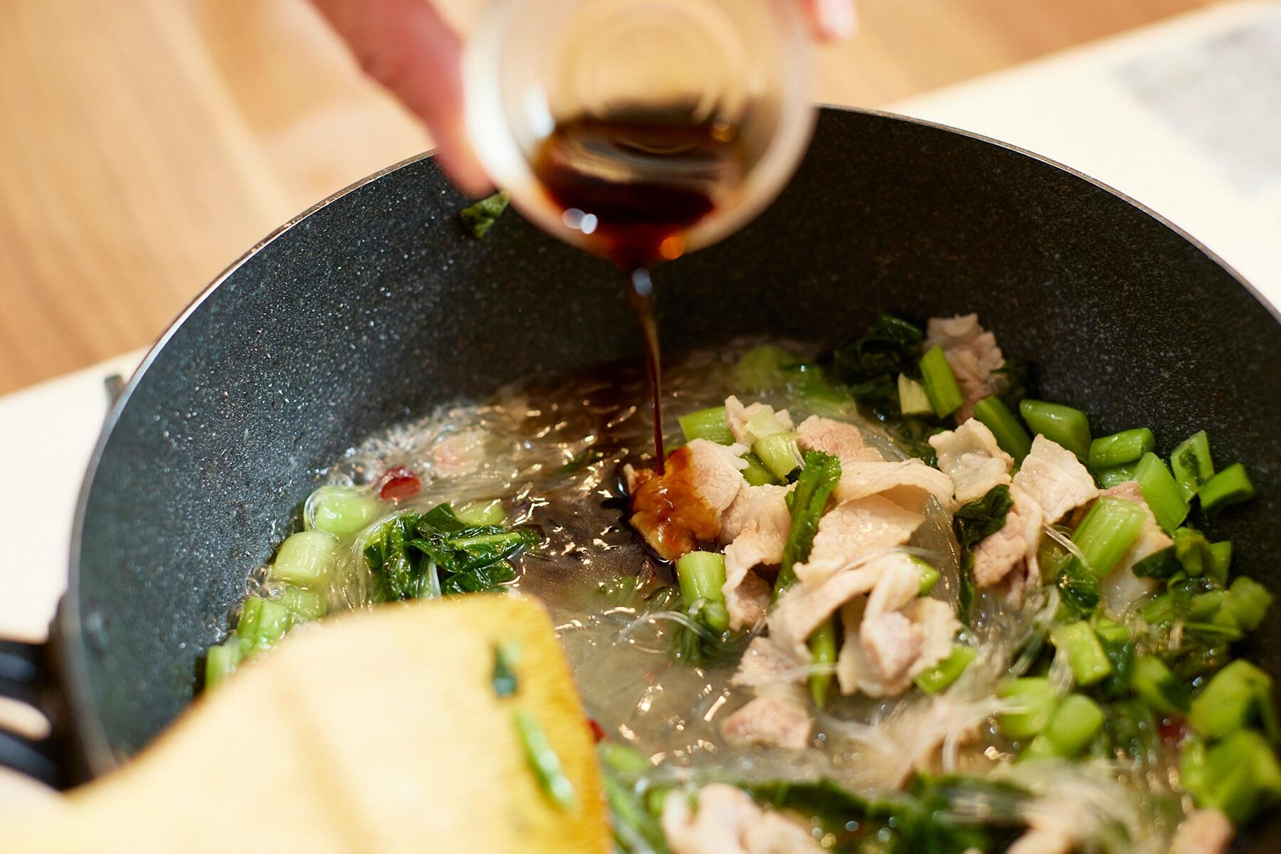 春雨を加えて調味する