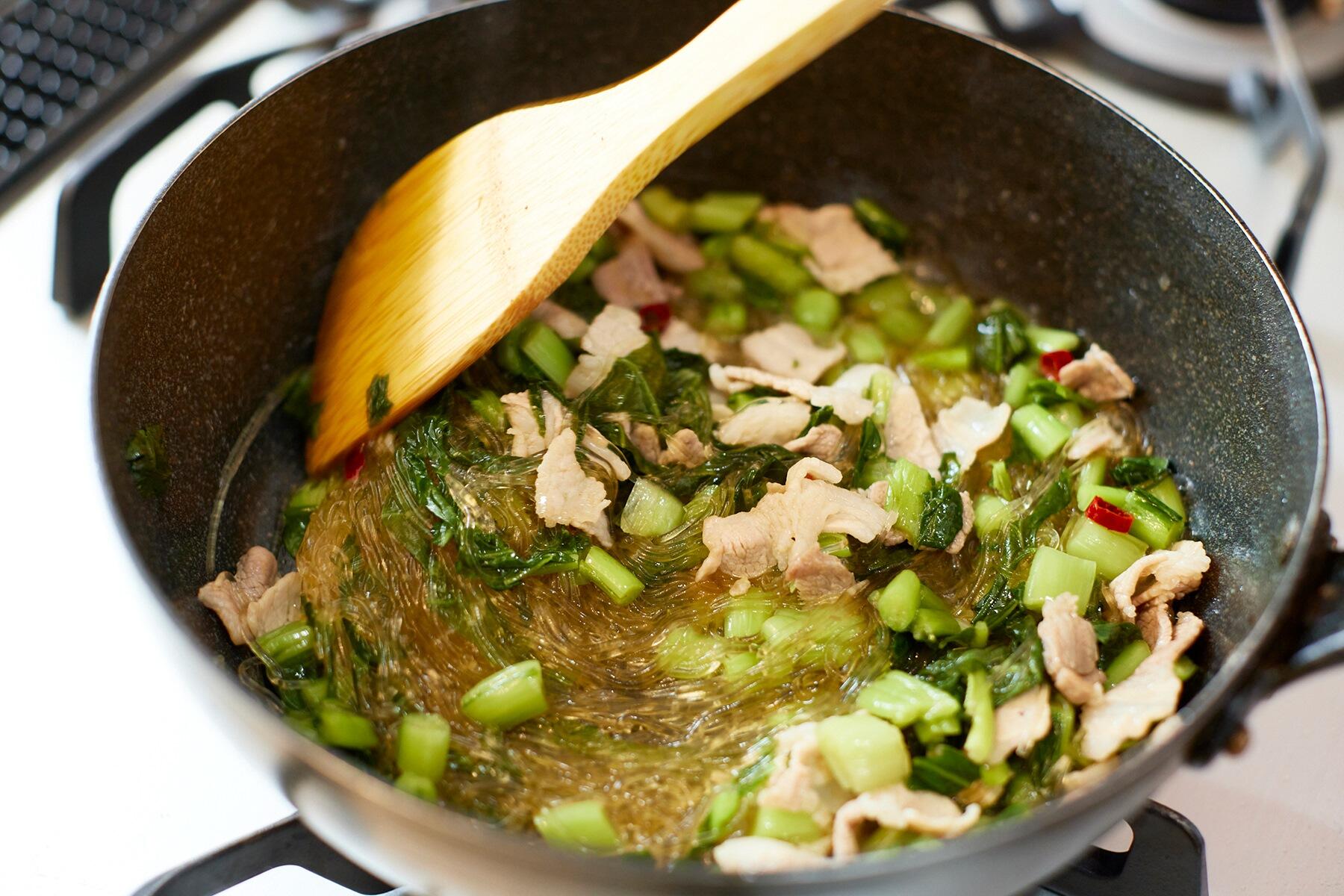 春雨を加えて調味する