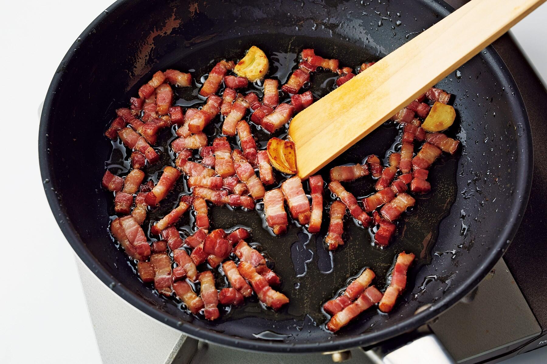 ベーコンを炒める