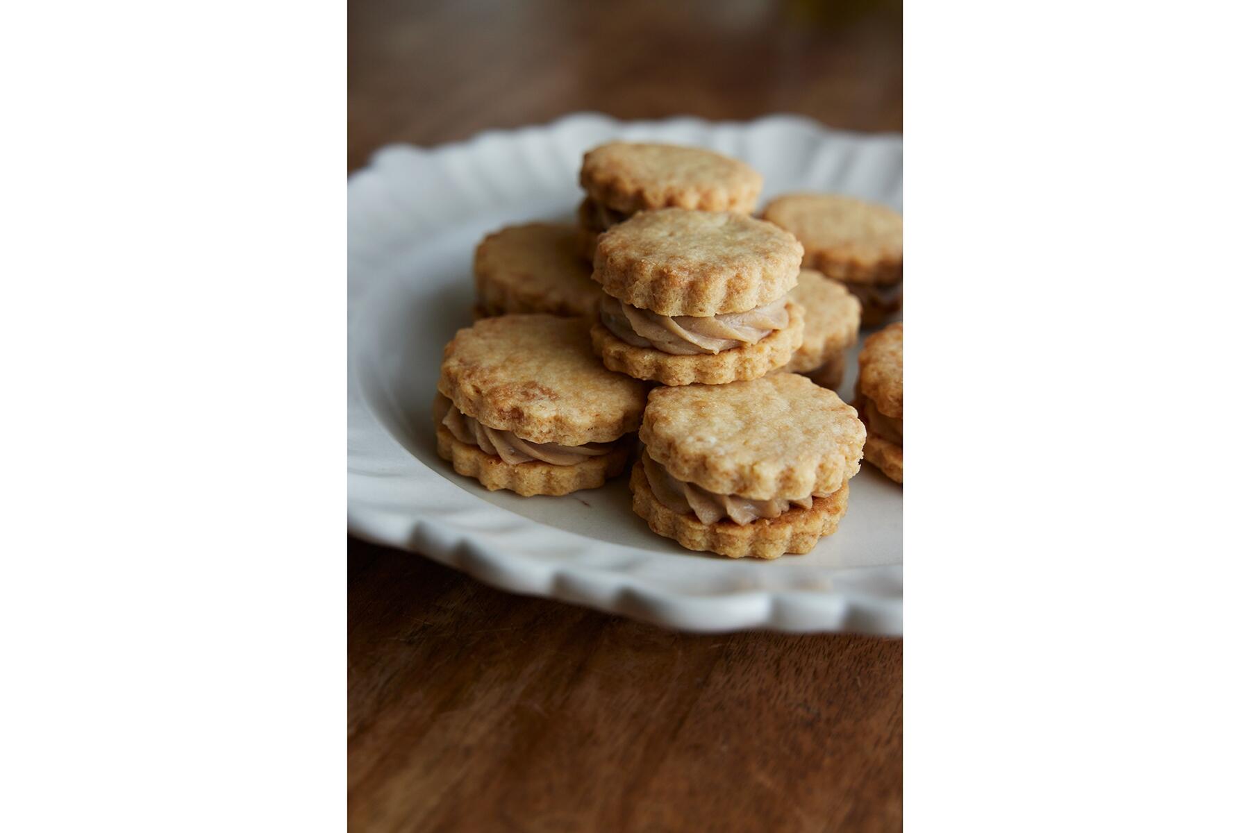 ラム酒が効いた“栗クリームのクッキーサンド”