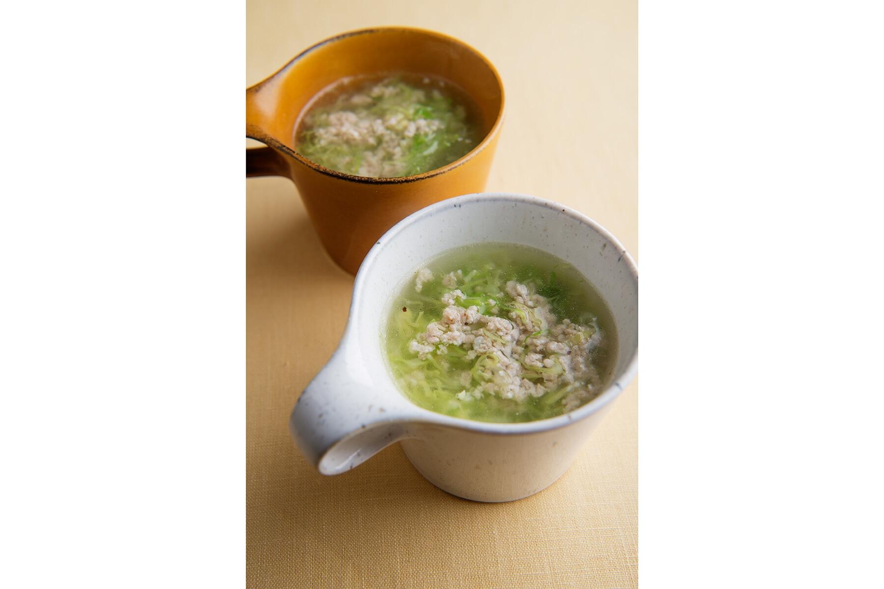 鶏の旨味がしみ出た“キャベツと挽き肉のスープ”
