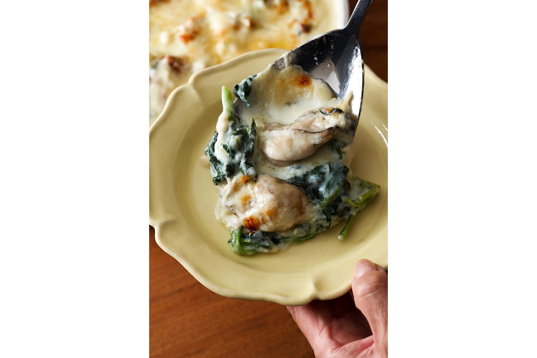 カキの旨味をとことん味わう“カキとほうれん草のグラタン”