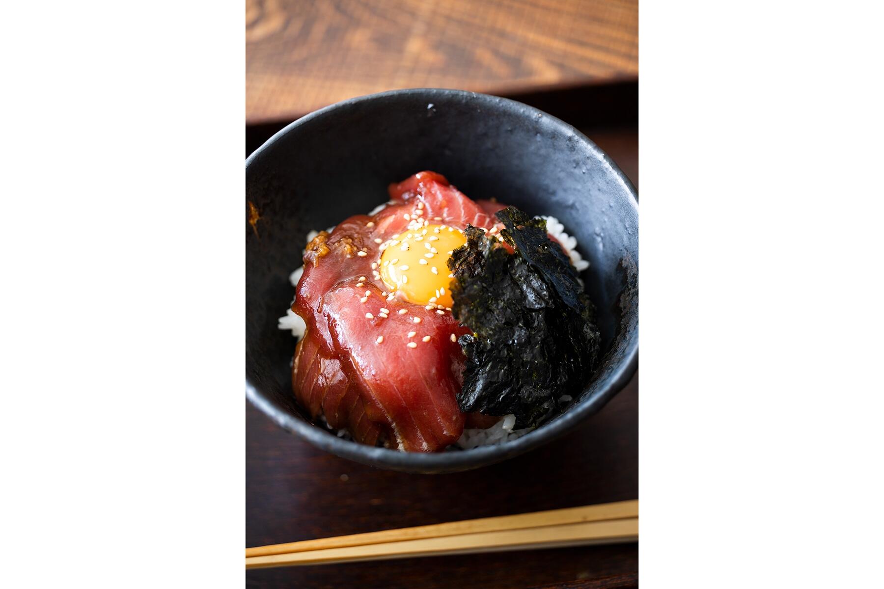 にんにくの香りが食欲をそそる“まぐろのユッケ丼”