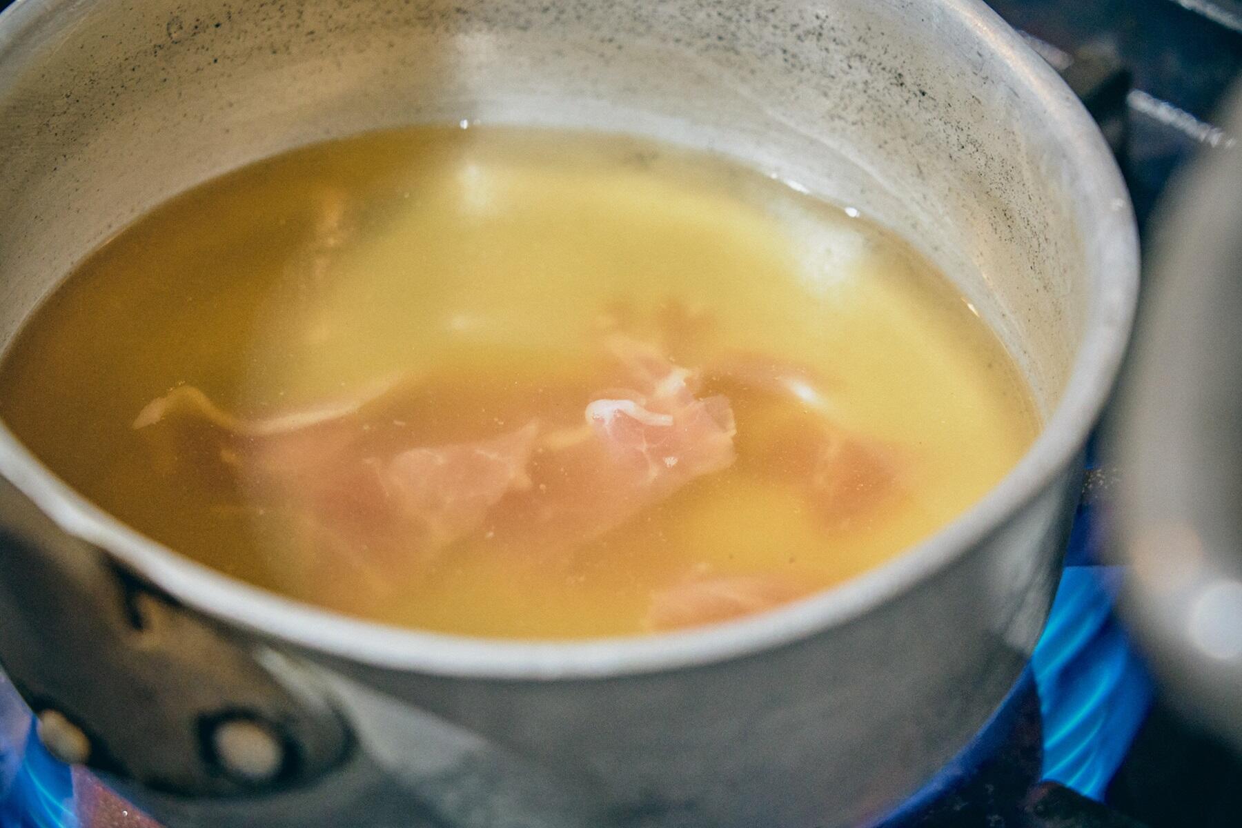 生ハムをスープで煮る
