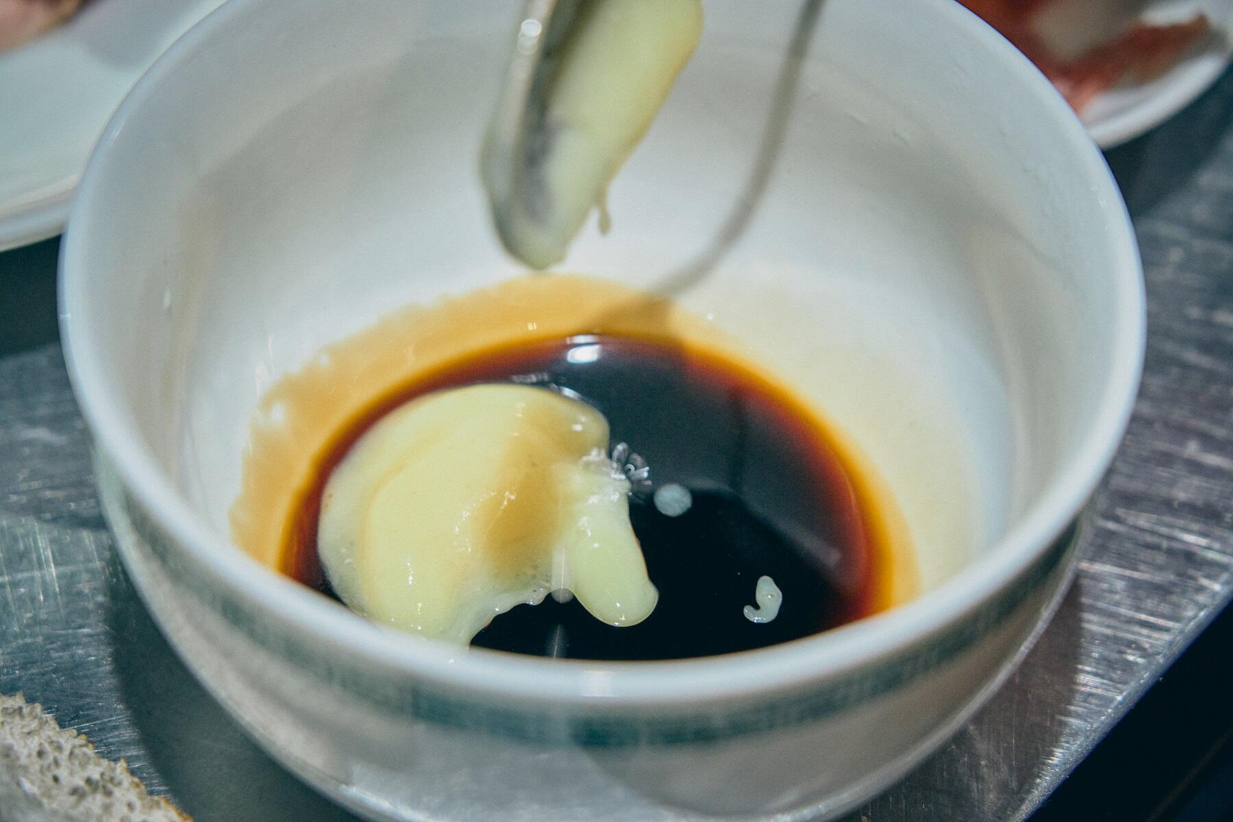 丼に醤油ダレをいれる