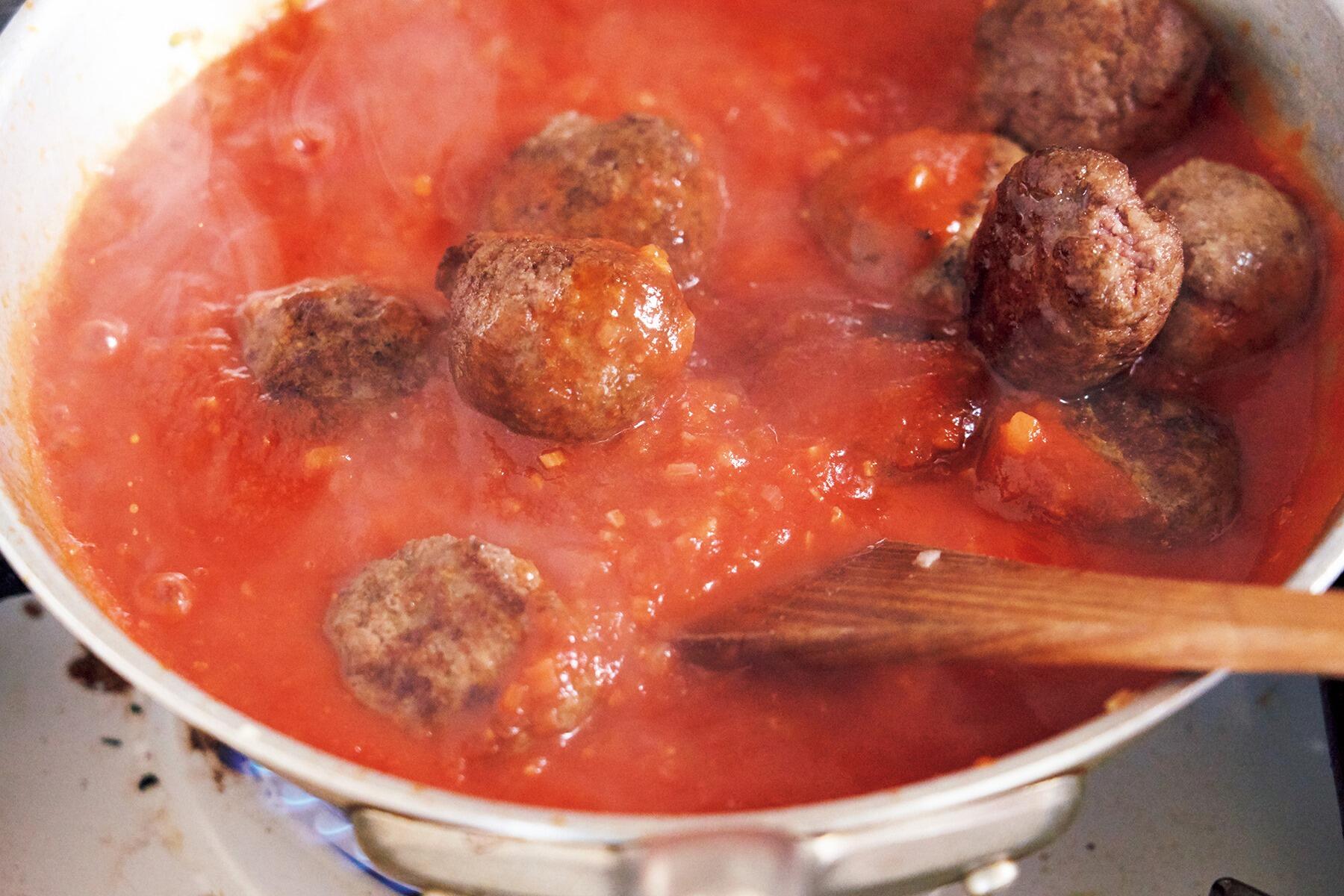 トマトを加え煮る