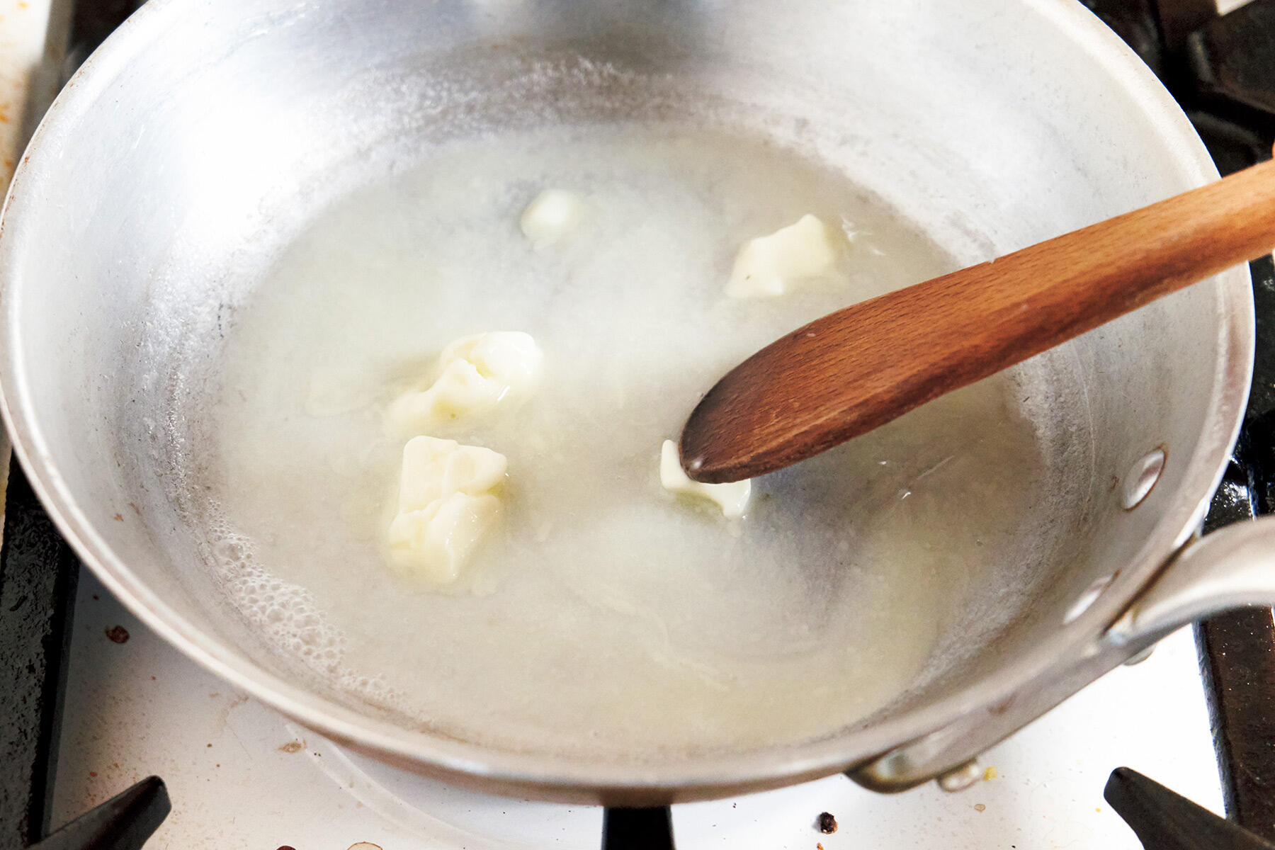 ゆで汁にバターを加える