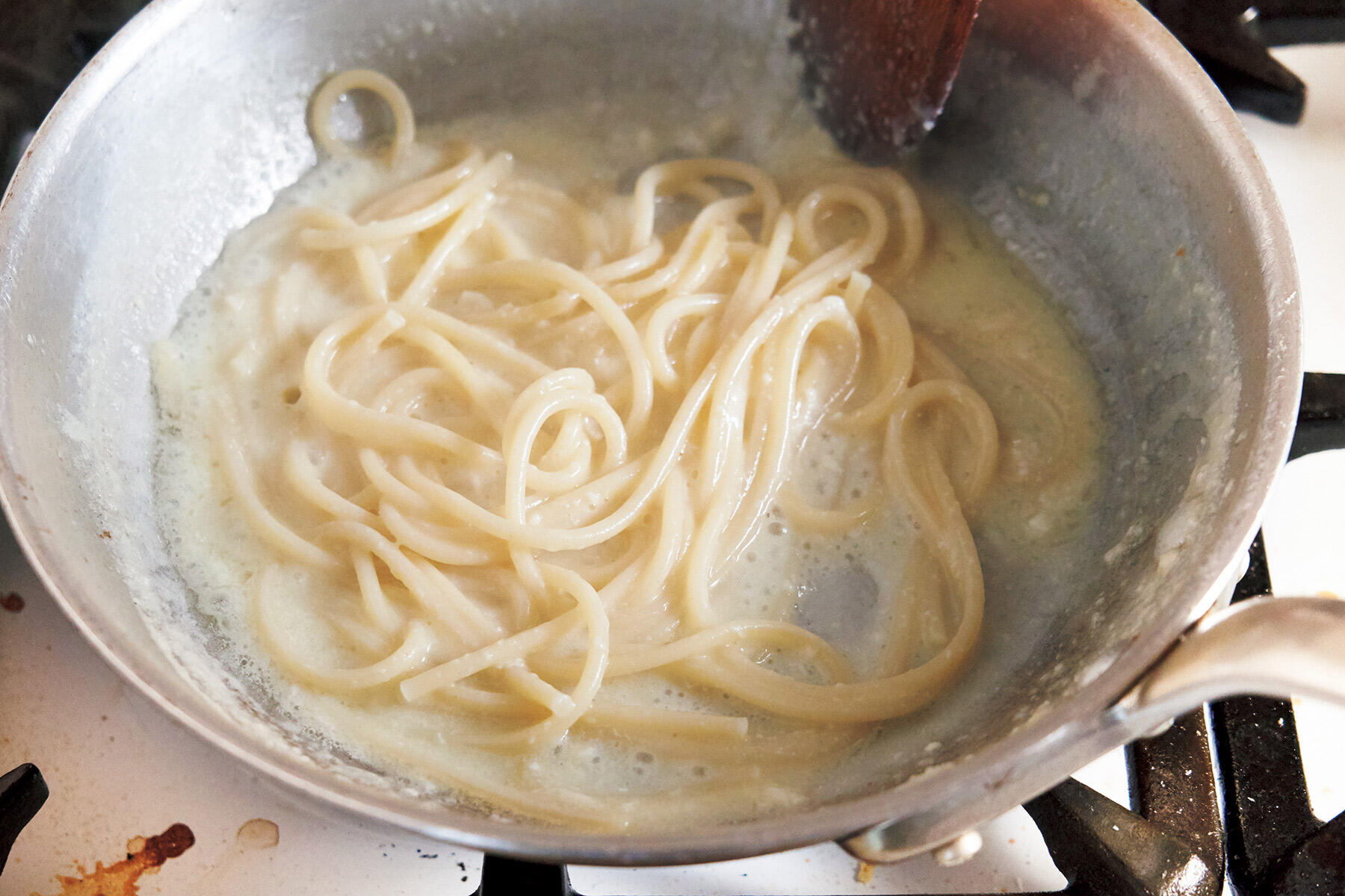 スパゲッティを和える