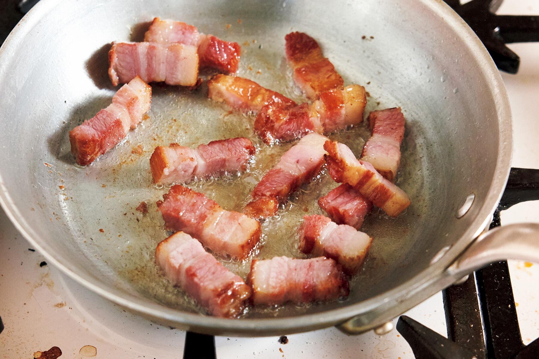 ベーコンを炒める
