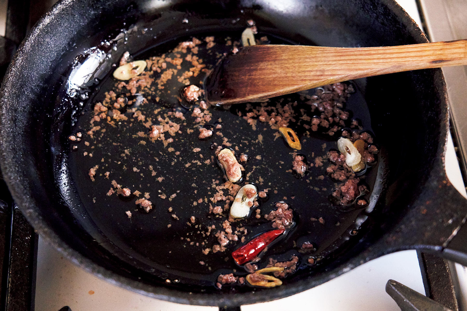 にんにくを火にかける