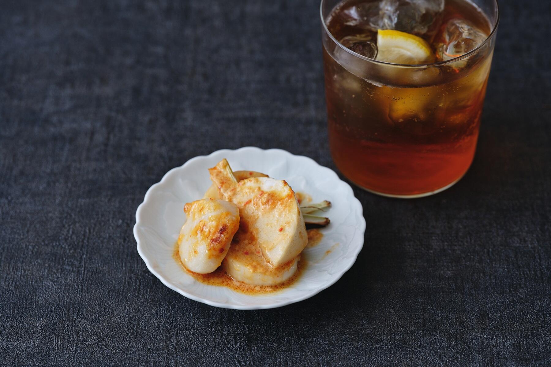 辛みが酒を呼ぶ“かぶ、帆立の豆板醤マヨ焼き”