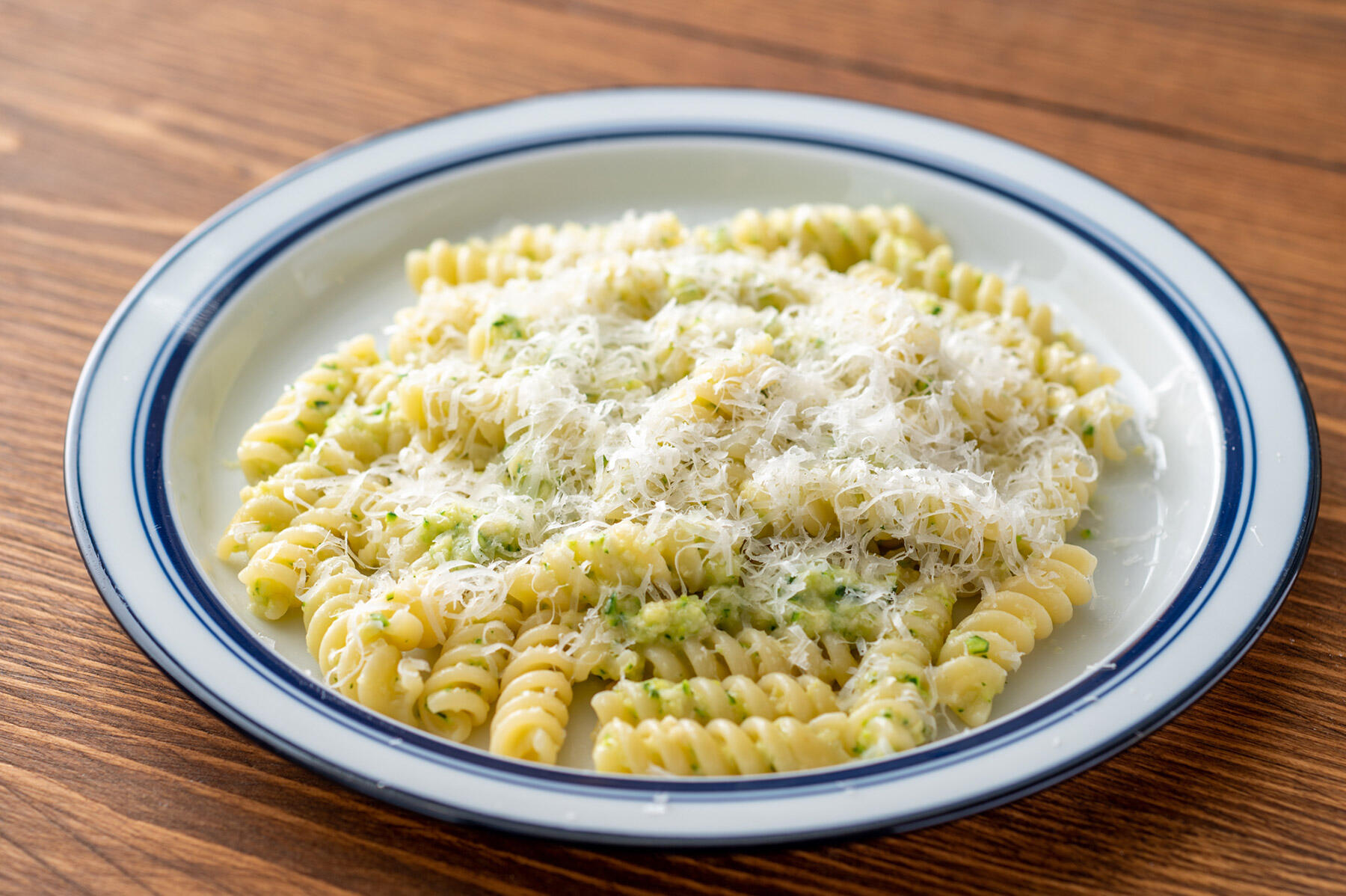 ナッツとチーズで旨味豊かな“ズッキーニのパスタ”