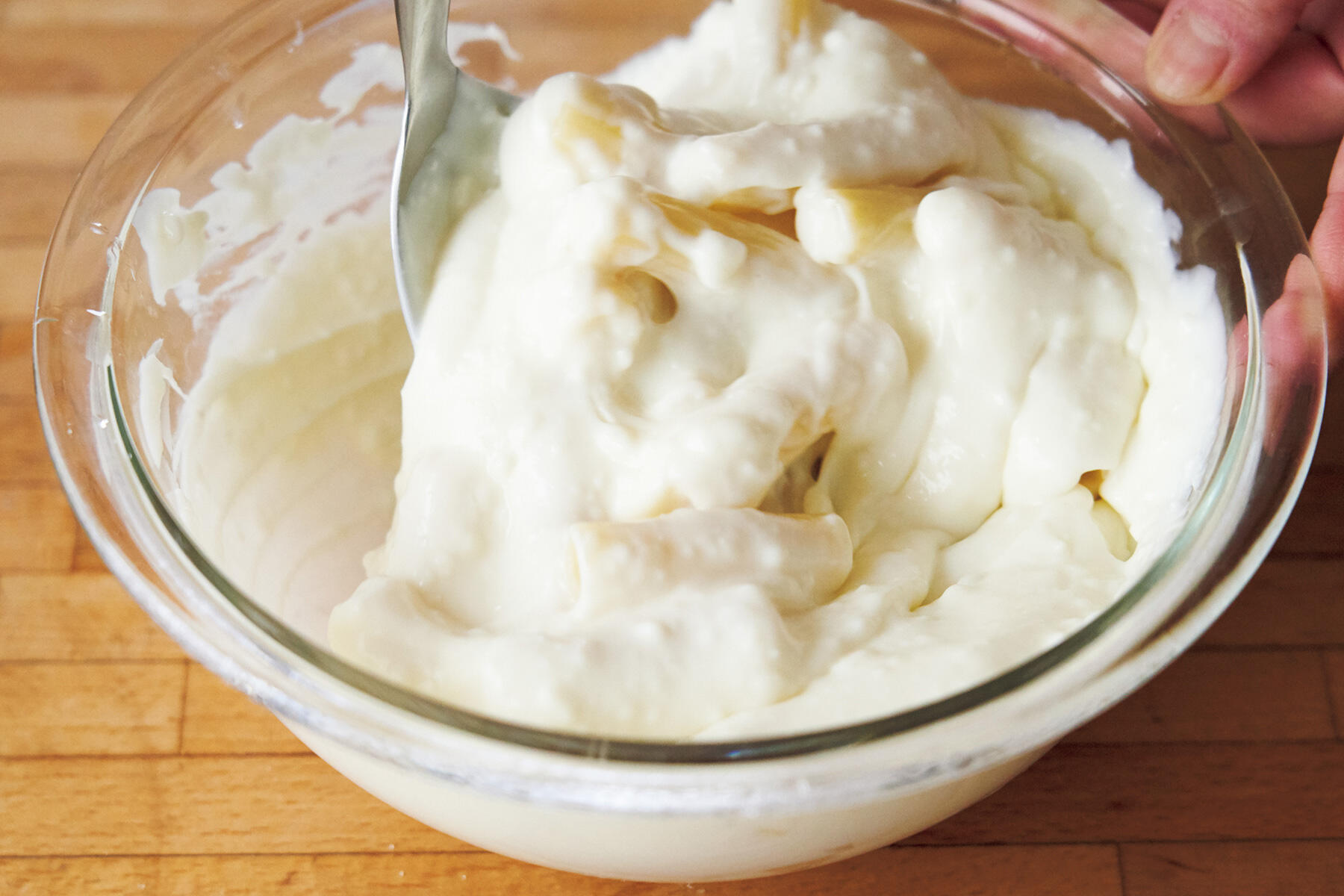 ソースとマカロニを混ぜる