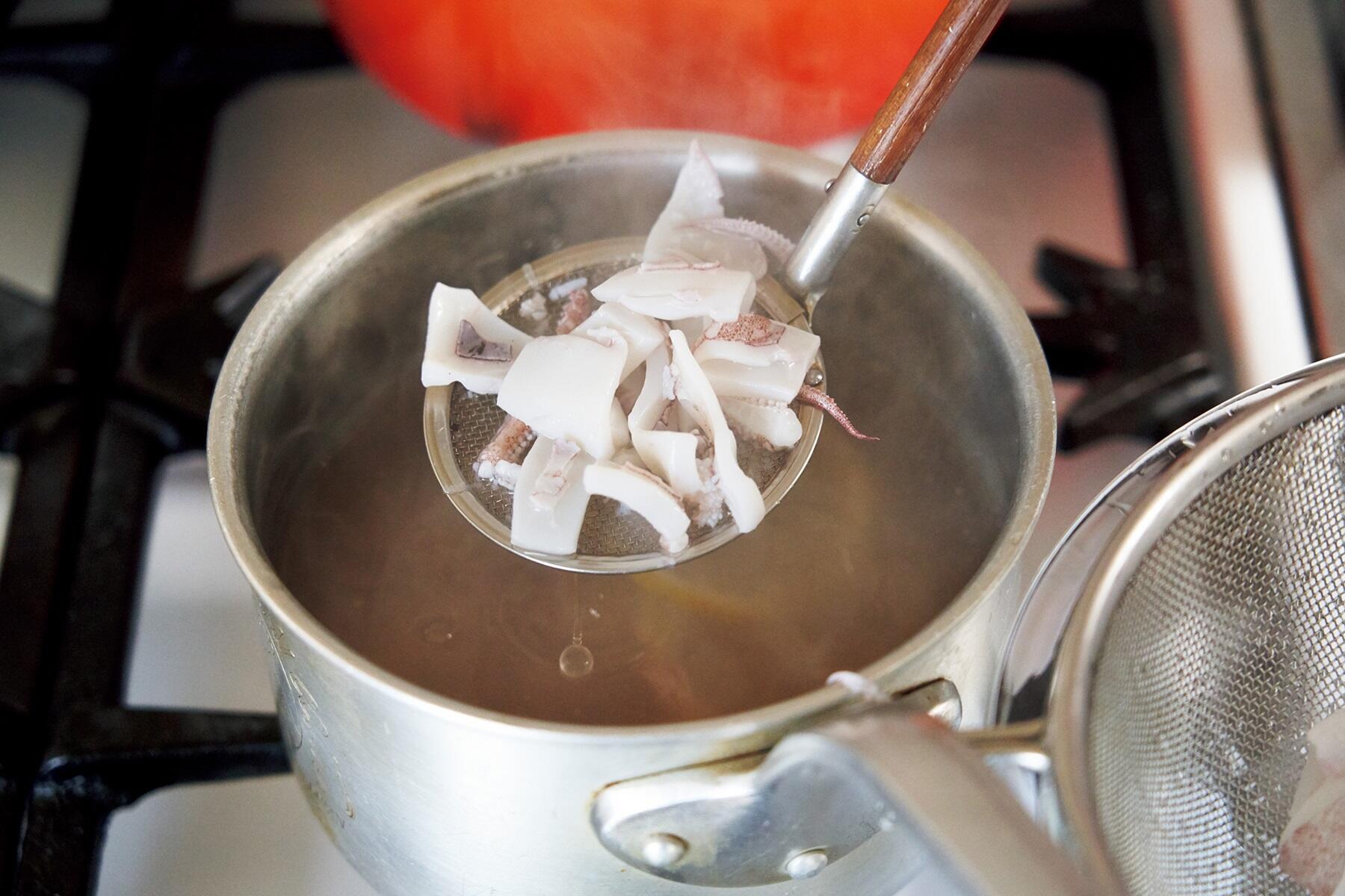 イカとタコをゆでる