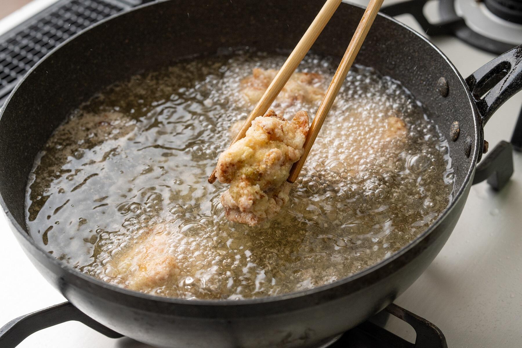 揚げ油で揚げる
