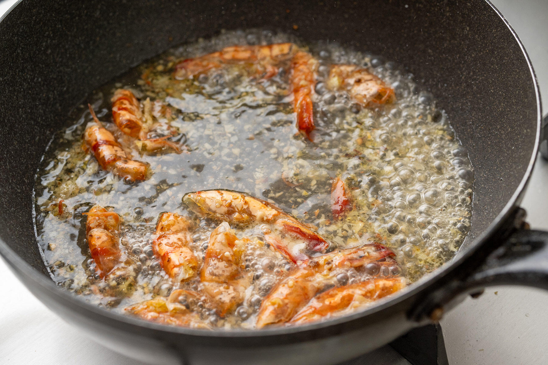 海老の殻でスープをとる