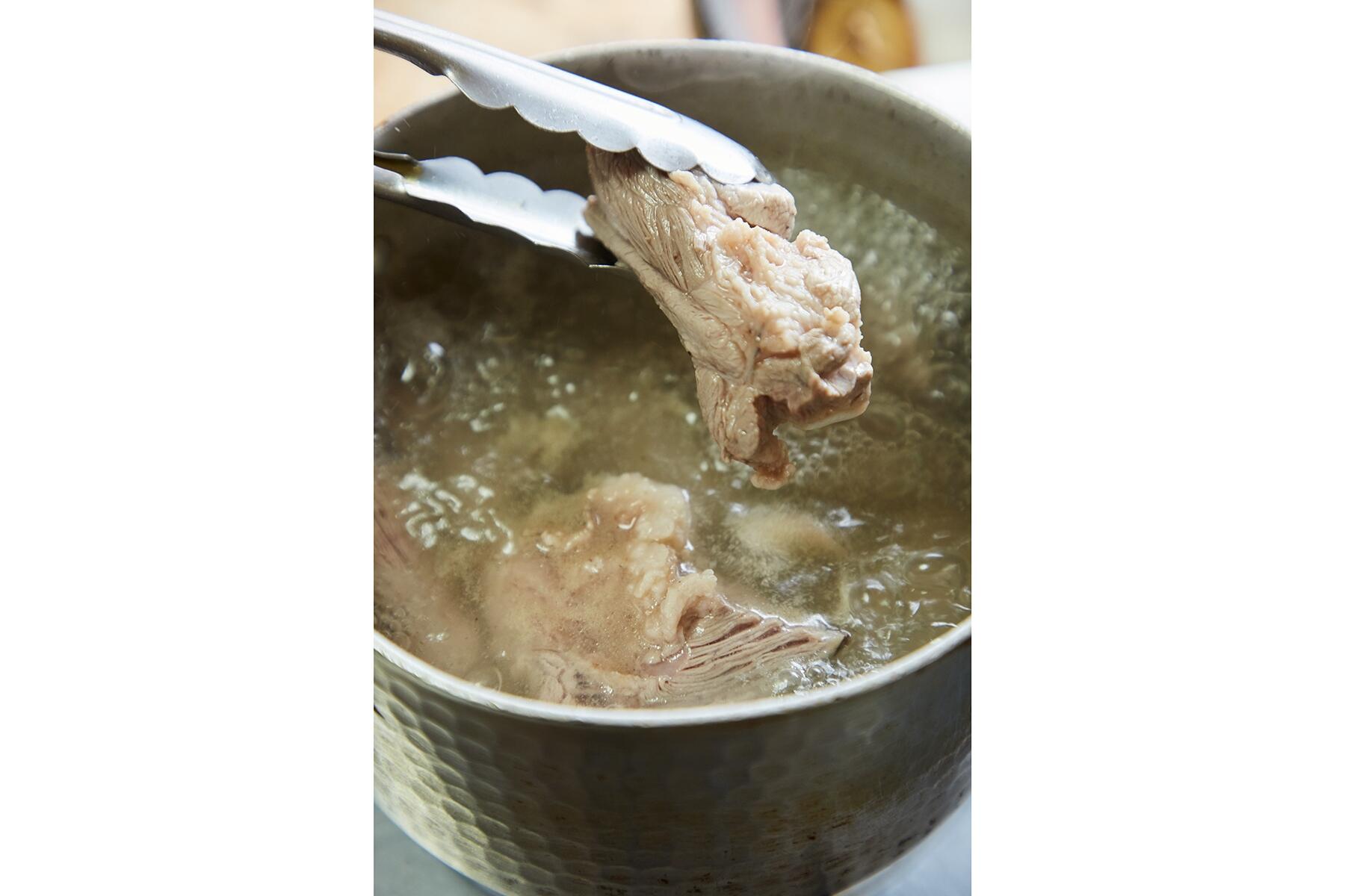 スペアリブをゆでる