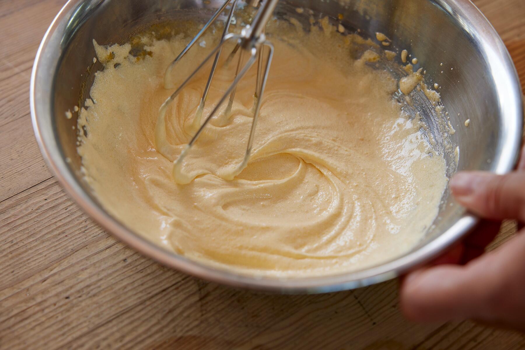 卵黄とグラニュー糖を混ぜる