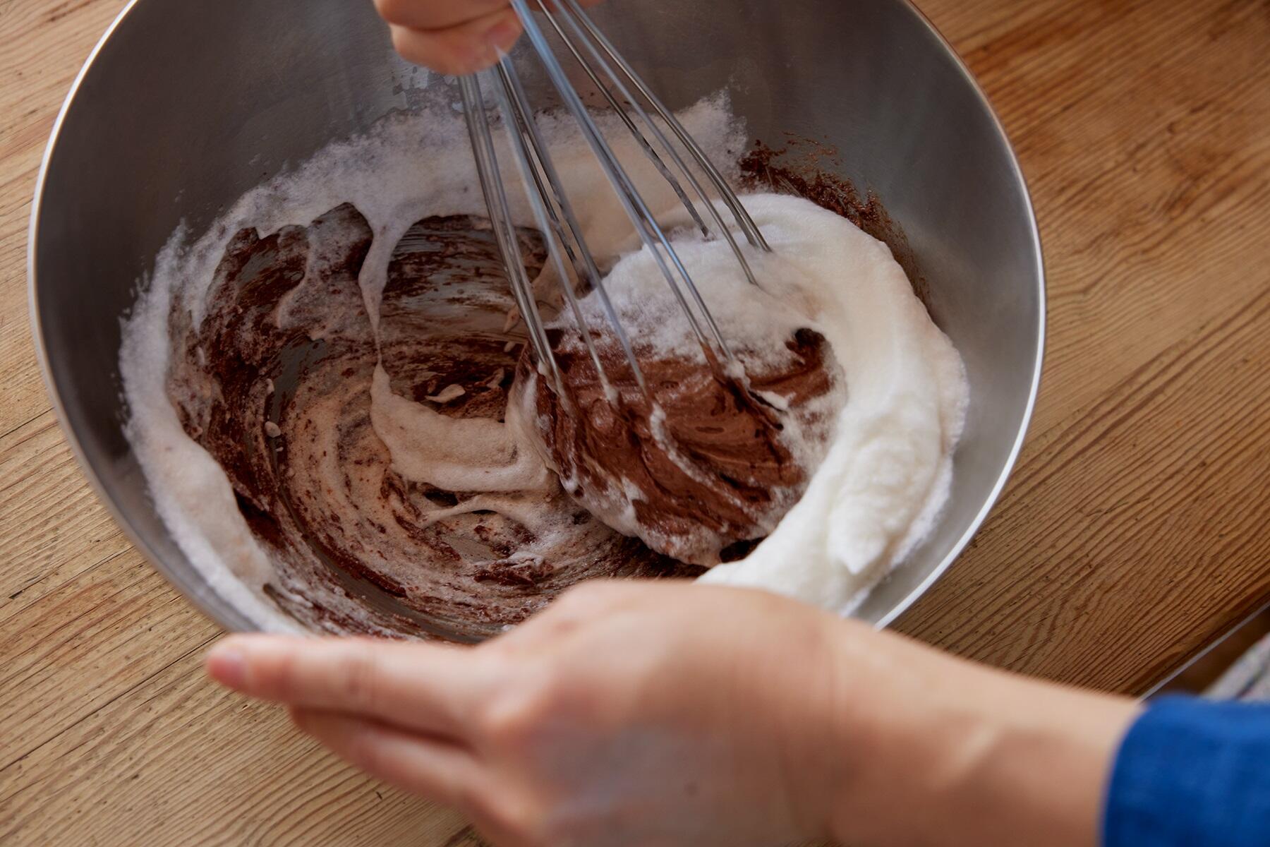 メレンゲを加える