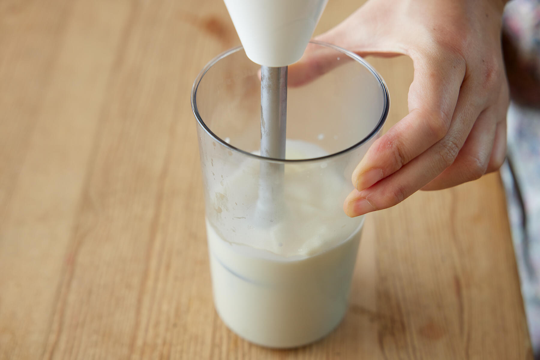 チョコレートと生クリームを撹拌する