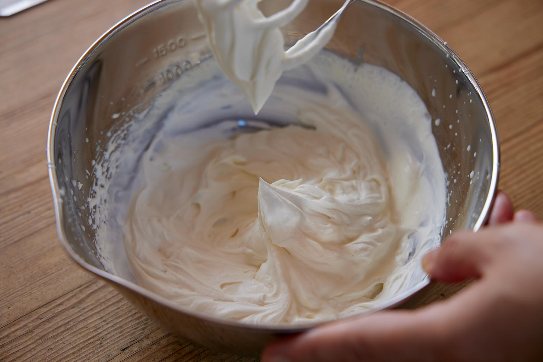 クリームを泡立てる