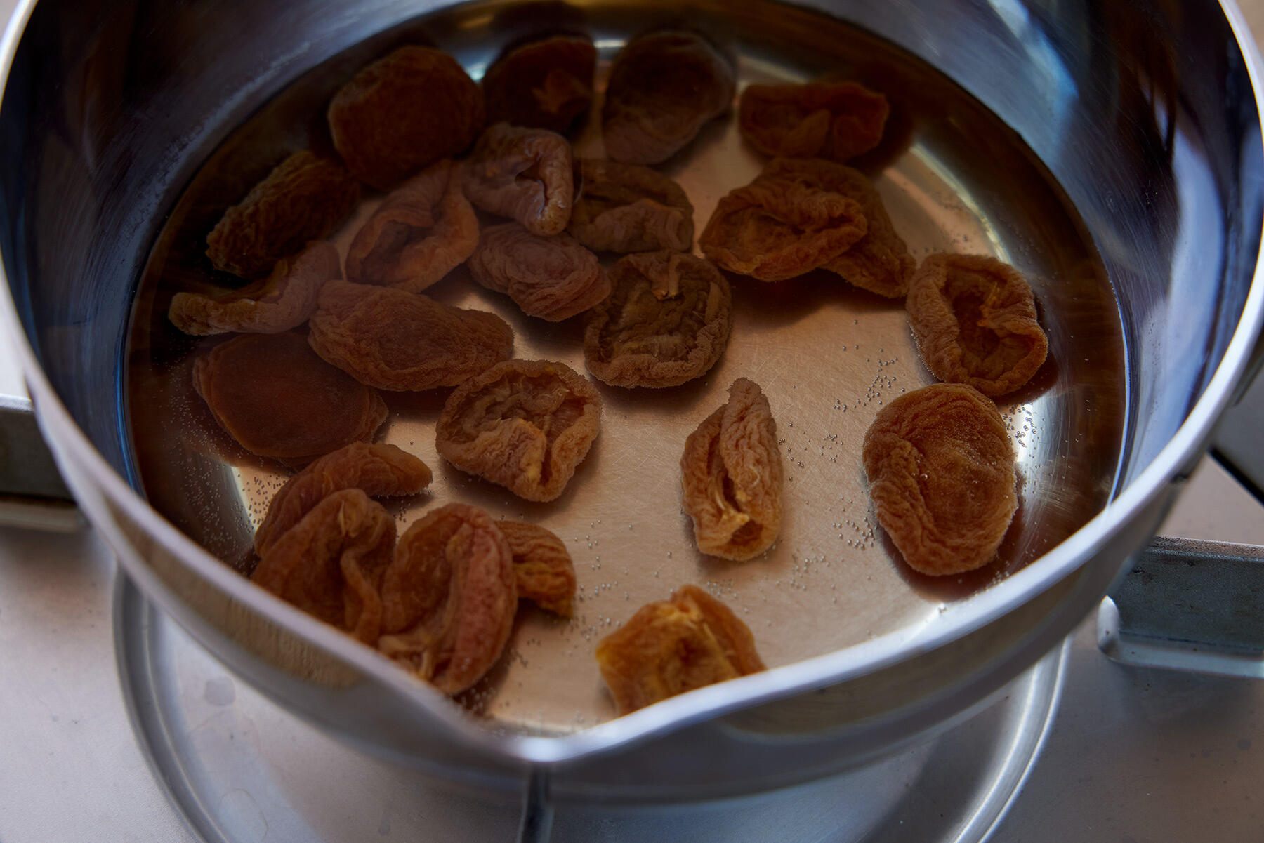 干しあんずをゆでる